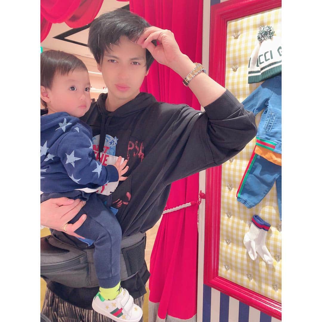 川崎希さんのインスタグラム写真 - (川崎希Instagram)「おちびーぬの新しいスニーカーを買ったよ〜👟💓💓💓 #gucci #アレクもスニーカーGUCCIだから親子でおそろい」3月30日 16時39分 - kawasakinozomi