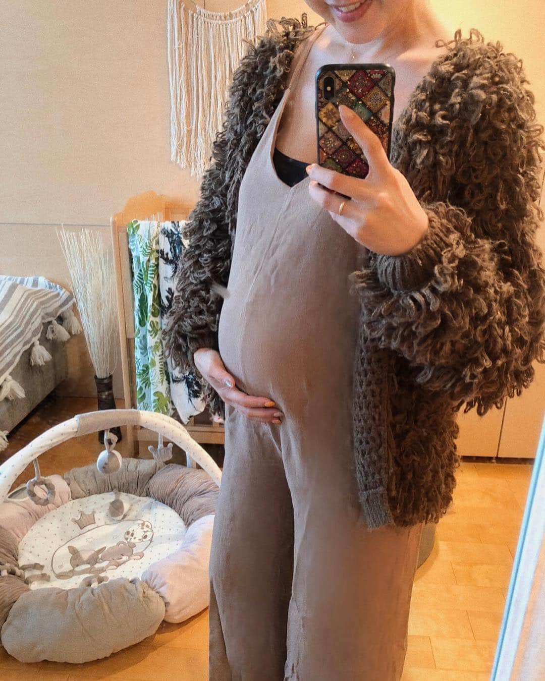 斎藤菜々子さんのインスタグラム写真 - (斎藤菜々子Instagram)「. 今日で35week👶 毎日ボコボコ暴れてるべび❤️ あと少しお腹の中でゆっくりしててねぇ〜🤤 結局ミニサイズのベビーベッドをGETしたよ💤 朝からせっせと組み立ててくれました🧔🏽 それと @cunaselect  から届いたdoomooとnattou👶 可愛いし触り心地が気持ちよくて早く使いたい🌈 海外セレクトが多くて出産祝いとかにもおススメ😍 . @esutoreja のリネンロンパースはゆったりしてるから産まれる直前も着れる優れもの✌️ 昨日から再入荷してるみたい👀 これから暖かくなったらもっと着ようっと🌸 . #cunaselect #クーナセレクト#cunaselectlife#クーナセレクトライフ#nattou#ナチュー#doomoo#ドゥームー#esutoreja#esutorejasnap#esutorejaコーデ#べびここ成長記録#ゼクシィbaby」3月30日 16時40分 - nanacoco.7