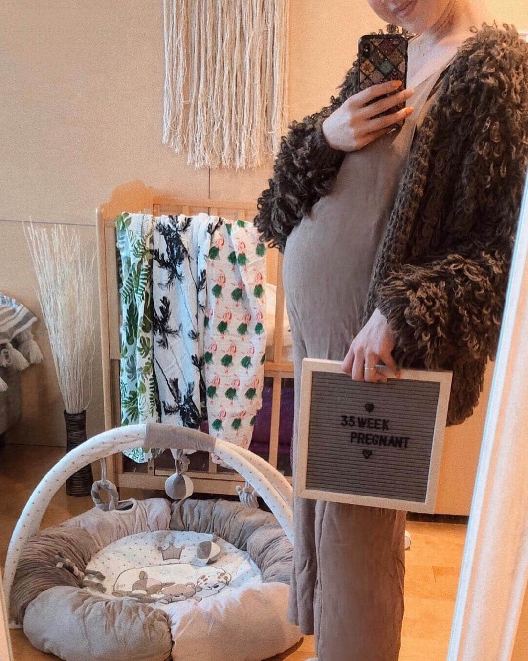 斎藤菜々子さんのインスタグラム写真 - (斎藤菜々子Instagram)「. 今日で35week👶 毎日ボコボコ暴れてるべび❤️ あと少しお腹の中でゆっくりしててねぇ〜🤤 結局ミニサイズのベビーベッドをGETしたよ💤 朝からせっせと組み立ててくれました🧔🏽 それと @cunaselect  から届いたdoomooとnattou👶 可愛いし触り心地が気持ちよくて早く使いたい🌈 海外セレクトが多くて出産祝いとかにもおススメ😍 . @esutoreja のリネンロンパースはゆったりしてるから産まれる直前も着れる優れもの✌️ 昨日から再入荷してるみたい👀 これから暖かくなったらもっと着ようっと🌸 . #cunaselect #クーナセレクト#cunaselectlife#クーナセレクトライフ#nattou#ナチュー#doomoo#ドゥームー#esutoreja#esutorejasnap#esutorejaコーデ#べびここ成長記録#ゼクシィbaby」3月30日 16時40分 - nanacoco.7