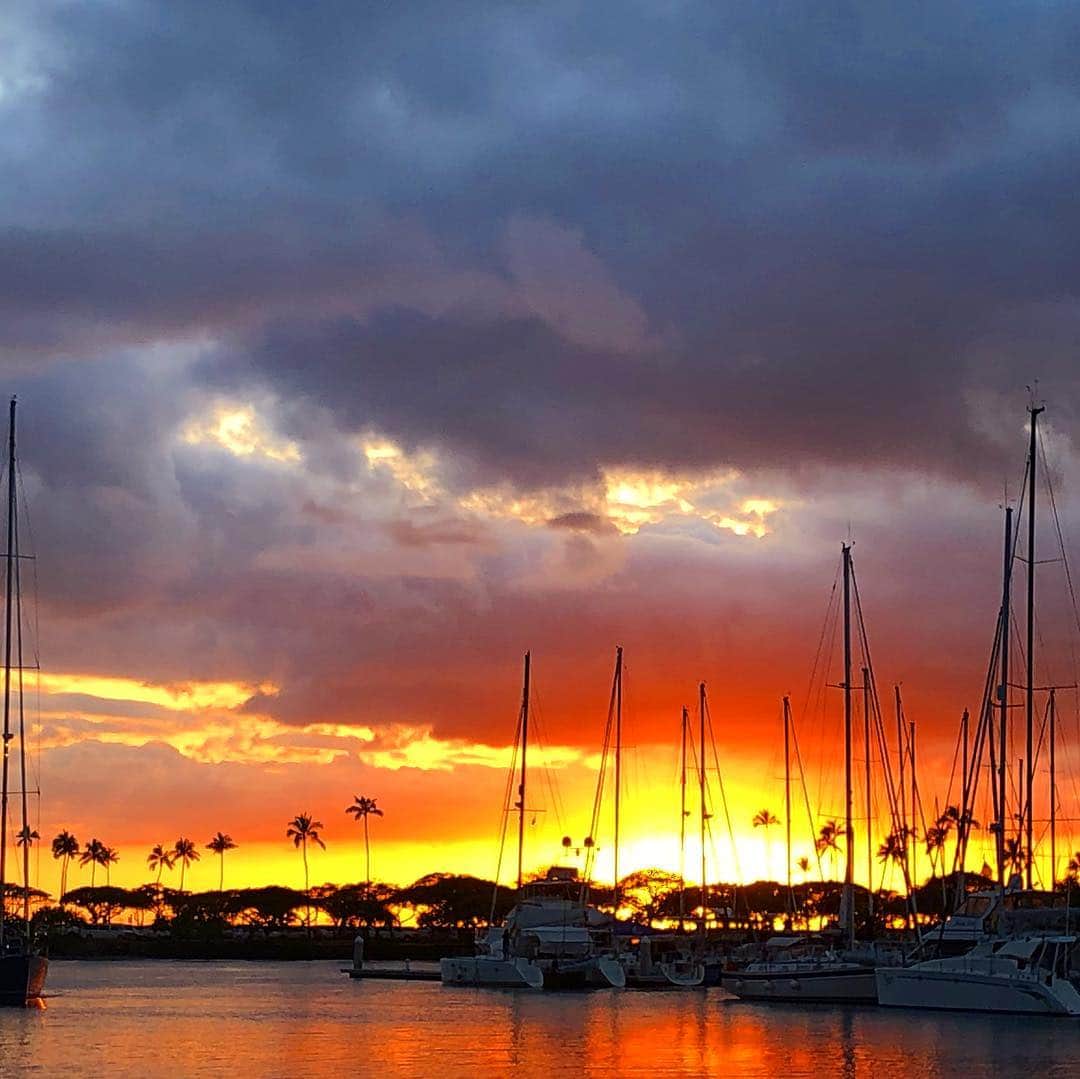 マキ・コニクソンさんのインスタグラム写真 - (マキ・コニクソンInstagram)「今日のハワイの夕陽。🙏🏻 Happy Aloha Friday 💕💕 #ハワイのおすそ分け🤙🏼 #ステキな週末を！#今日も無事に撮影終了！#明日は表紙撮影だ！ #桜ちゃんまだ咲くの待っててね。🙏🏻」3月30日 16時41分 - makikonikson
