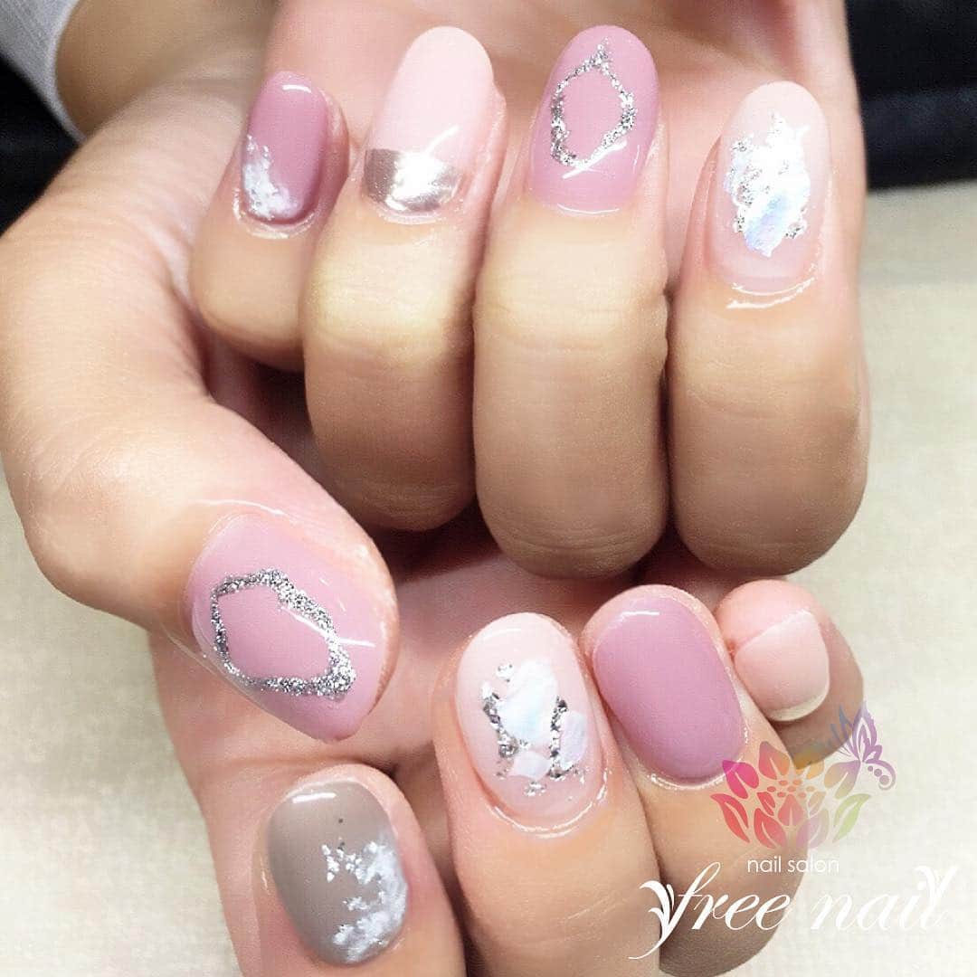 free nail フリーネイルのインスタグラム：「. お客様ネイル💅🏻🌸✨ . ピンクネイル💗💗💗✨ . くすみピンクとミルキーピンク🌸💗✨ . ご来店ありがとうございました🙇🏻‍♀️🙇🏻‍♀️🙇🏻‍♀️💗 . #ネイル #フリーネイル #ネイルアート #ジェルネイル #ネイルサロン #大阪ネイルサロン #ネイルデザイン #ネイルチェンジ #シェルネイル #銀箔ネイル #ミラーネイル #グリッターネイル #ピンクネイル #グレージュネイル #デザインネイル #シンプルネイル #トレンドネイル #モテネイル #春ネイル #スプリングネイル #美甲 #日式美甲 #springnails #nailsart #nailsalon #nailsdid #newnails #newnail #freenail」