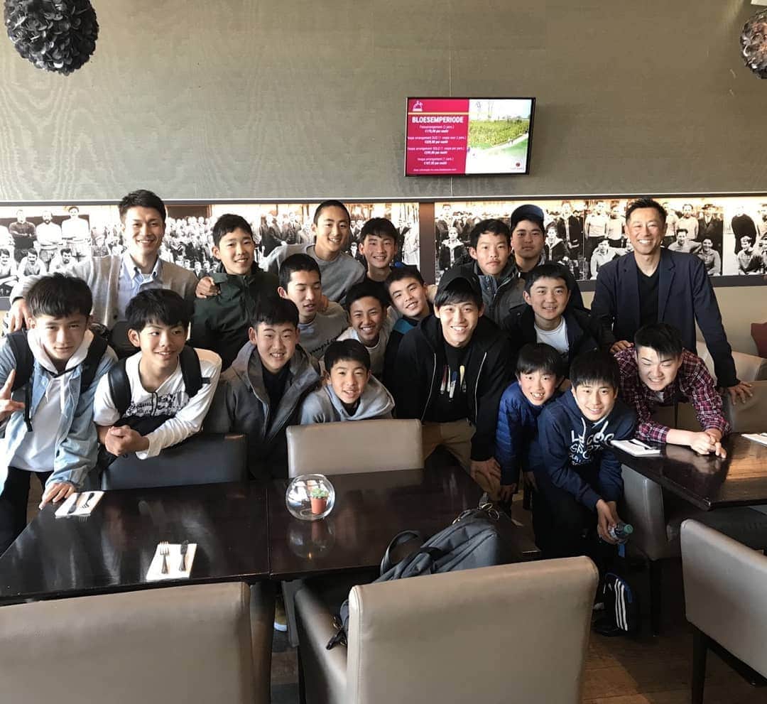 遠藤航のインスタグラム：「昨日は日本から僕のユース時代のコーチ  @takeo.nishimura.nagano だった方がやっているスクールの生徒さん達が練習を見学しに来てくれました！  少しの時間でしたがみんなとサッカーについて話をし食事をし良い時間を過ごしました^_^  今回の海外遠征でいろんなことを学んで吸収して日本に帰ってほしいですね！  みんな来てくれてありがとう‼️ . . .  #stvv #belguim #シントトロイデン #ベルギー #🇧🇪 #⚽ #football #footballer  #海外遠征 #経験 #学び」