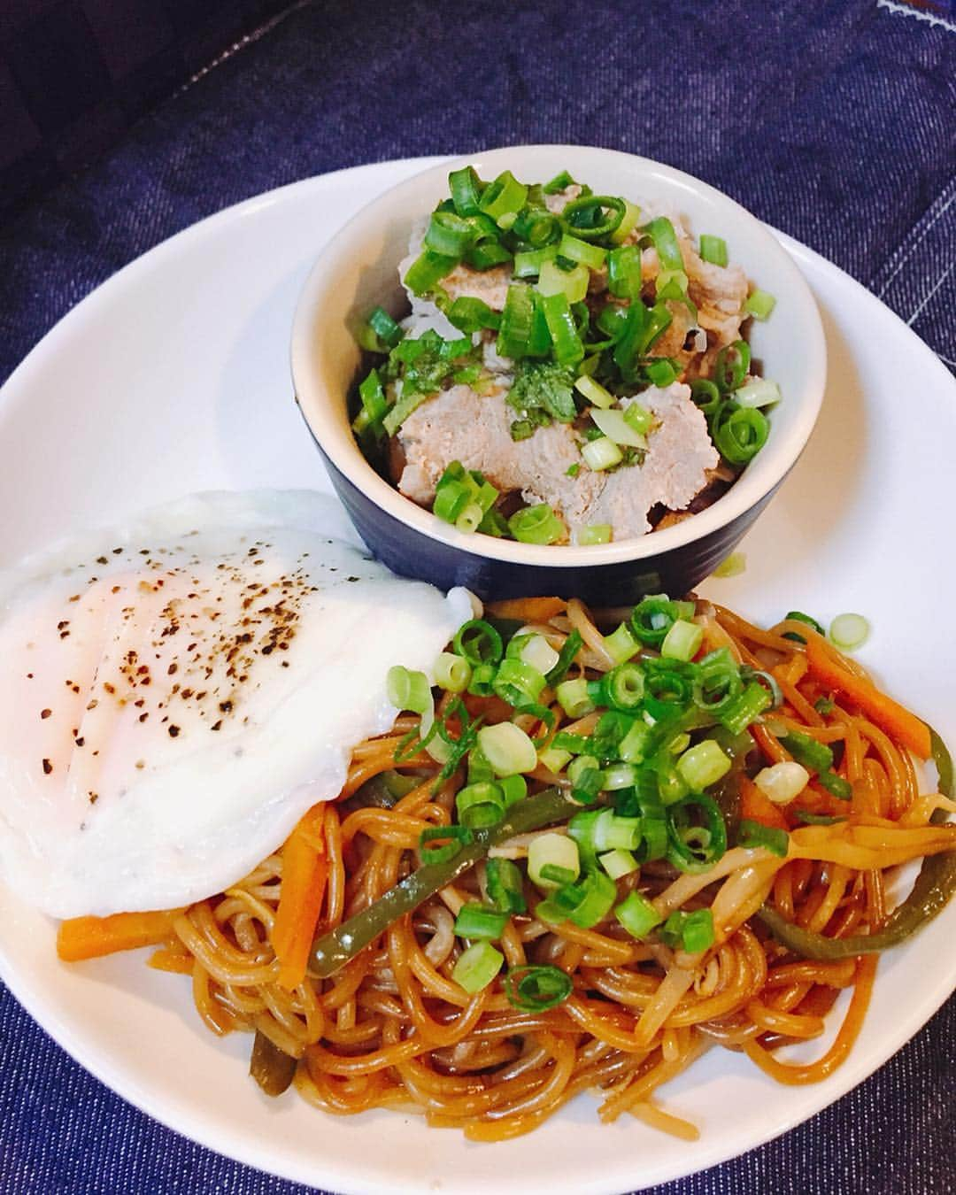 佐山万里菜さんのインスタグラム写真 - (佐山万里菜Instagram)「🍽シェフ佐山🍽 ・いつだかのご飯 #佐山ご飯 →糖質0麺焼きそば、目玉焼き、豚しゃぶ、サラダ🥗 . . 記文さんの糖質0麺めっちゃ好きで普通の麺と同じ感じ✨ 糖質0麺焼きそばGOOD✨ うまうまーっ😋 麺の種類は、他にもあっていー感じです👊 . 食べてる物で身体が作られる👊 🍽アスリートのリアルなアスリート飯🍽 . . 無料アプリ「BASE」ないSAYAMA19でグッズをGET出来るので是非✨ 今だけ限定のグッズもあります👊 GETして下さった皆さんありがとうございます😊 次は何バージョンにしようか……作戦会議中です！！ #笑顔 #オシャレ #可愛い#写真#海好き #アスリート#筋肉 #腹筋 #トレーニング #減量#ダイエット#instagood #幸せ #感謝 #ライフスタイル #うまい #アスリート飯 #減量食 #ダイエットメニュー  #料理  #節約 #勝利飯 #ダイエットメニュー #食事 #いいね #食トレ#ヘルシーメニュー  #food #糖質0麺」3月30日 7時50分 - sayama.19