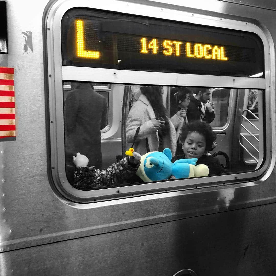 スコット・ローウェルさんのインスタグラム写真 - (スコット・ローウェルInstagram)「Travels with Pals .  #kids #rubberducky #smurf  #subway #streetphotography #shotoniphone #subwayseries #mta #nycsubway #nycstreetphotography #documentaryphotography #streetphotography_bw #storyofthestreets #life_is_street  #candidphotography #blackandwhite #blackandwhitephoto #blackandwhitephotography #bnw  #bnwsubway #picoftheday #instablackandwhite #colorsplash #solitarycrowd #bnwcolor #streetphotography #street_photographer #streets_storytelling」3月30日 7時44分 - scolo222