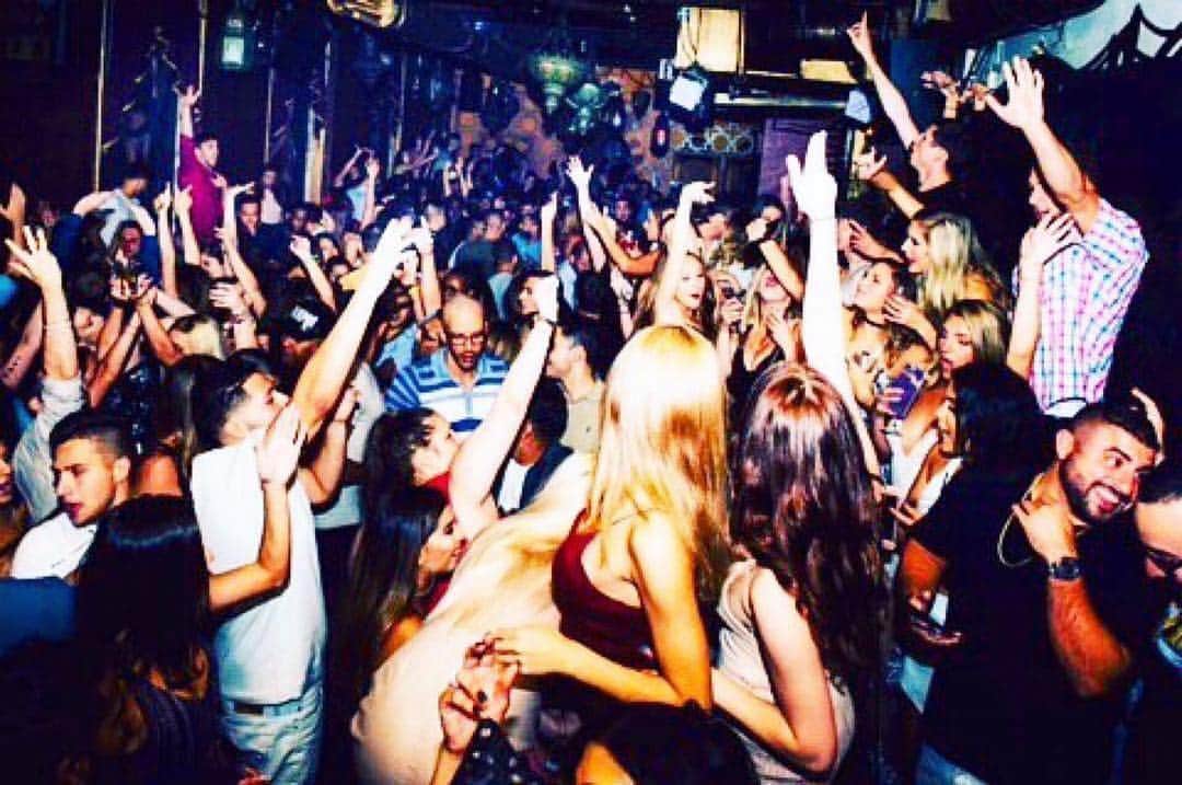 ファンクマスター・フレックスのインスタグラム：「Shhhh! ITS OFFICIAL! FUNKFLEX RETURNS #CirocPartner @lesoukny on a Thursday! May9th!  FunkFlex will be on the set for 3hours! Come have some amazing food... a little @ciroc and gather that Black @americanexpress cause Tables going fast! @thejasonexperience said we partying!  #AmexLife @killa_ania @krtnyc @hennytee_gsc103」