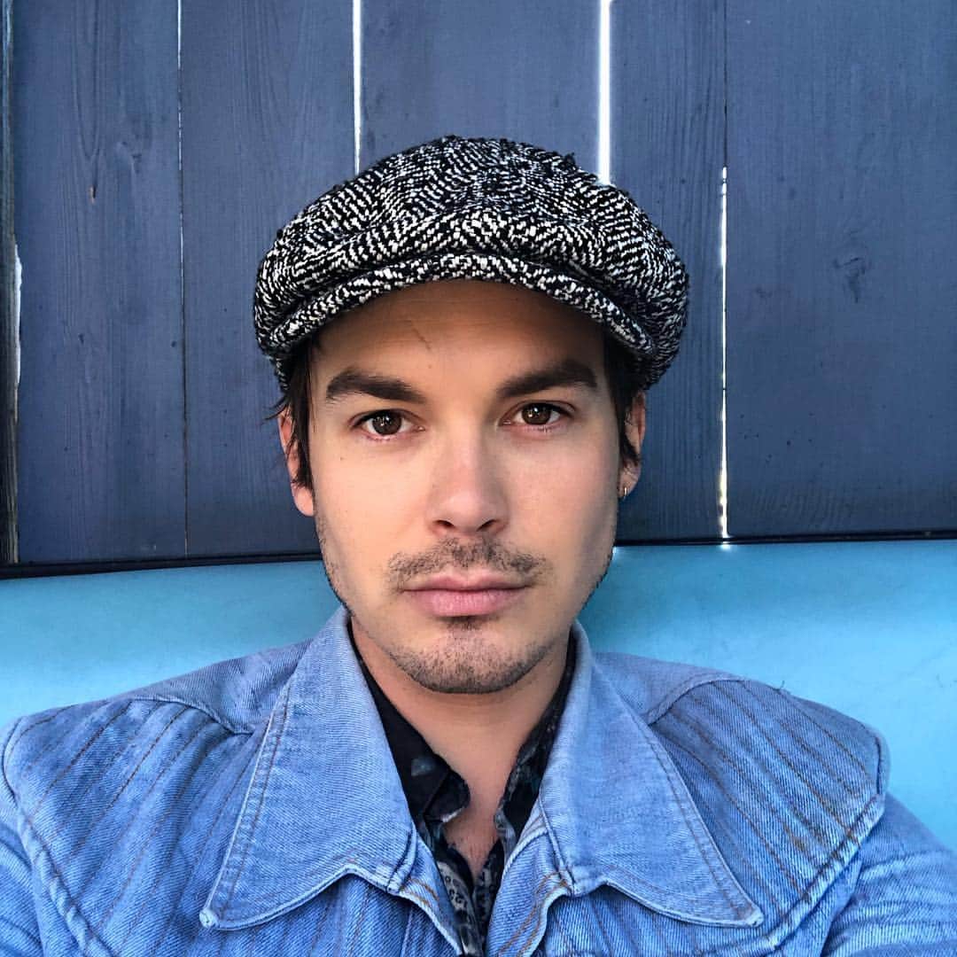 タイラー・ブラックバーンのインスタグラム：「Feeling blue today 👤」