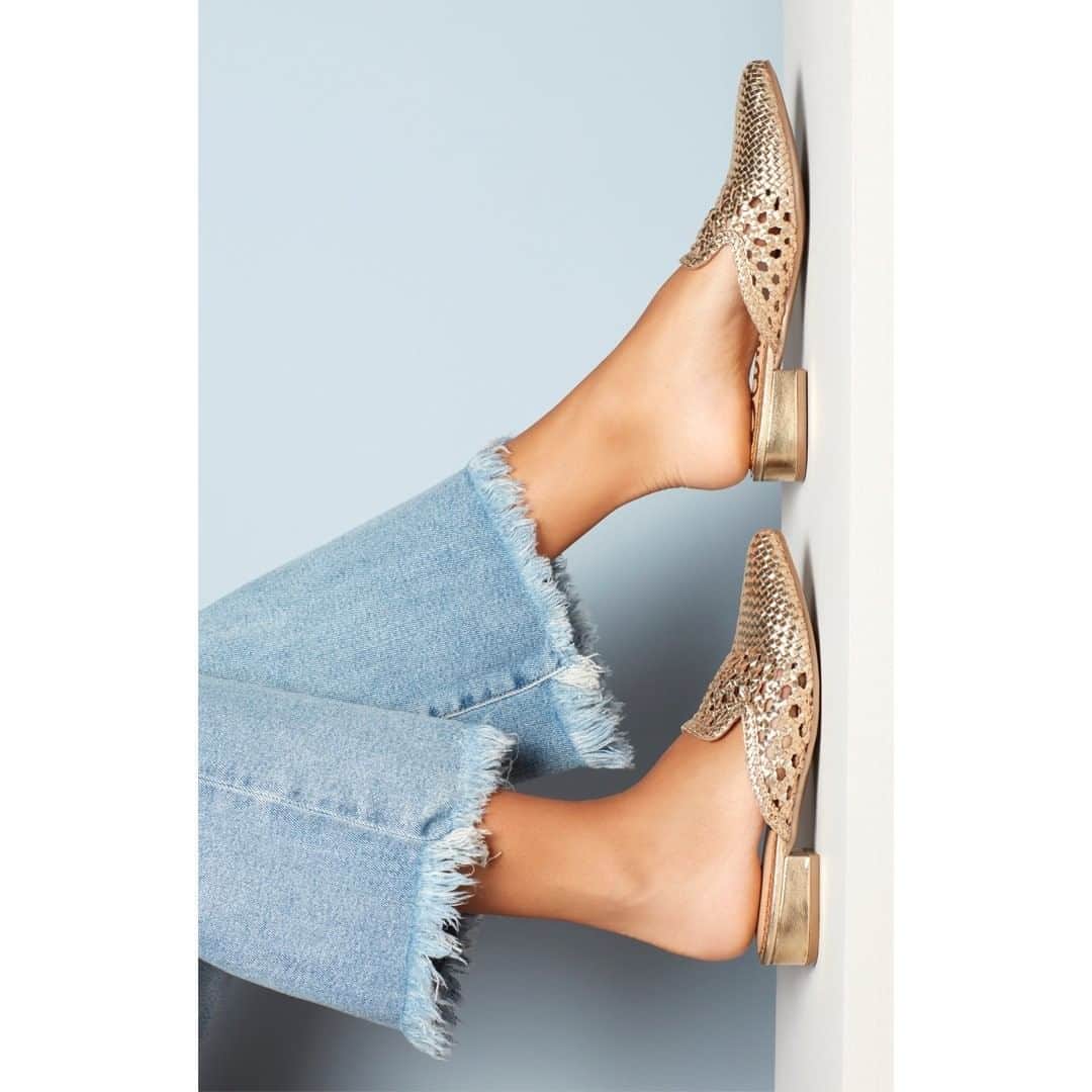 サムエデルマンのインスタグラム：「Go for gold 💫 our Clara mule & Chelsea wide leg crop jeans」