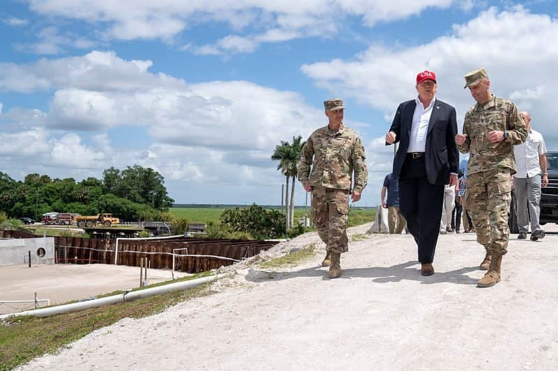 ドナルド・トランプさんのインスタグラム写真 - (ドナルド・トランプInstagram)「Today, President Trump visited the 143-mile Herbert Hoover Dike in Lake Okeechobee, Fla., that surrounds Lake Okeechobee. The dike, which is part of the Kissimmee-Okeechobee Everglades system, reduces impacts of flooding for areas of south Florida.」3月30日 8時01分 - realdonaldtrump