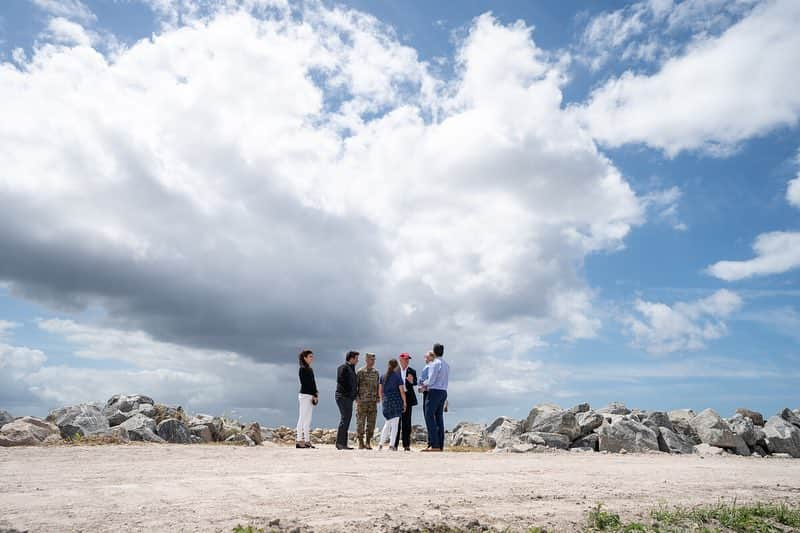 ドナルド・トランプさんのインスタグラム写真 - (ドナルド・トランプInstagram)「Today, President Trump visited the 143-mile Herbert Hoover Dike in Lake Okeechobee, Fla., that surrounds Lake Okeechobee. The dike, which is part of the Kissimmee-Okeechobee Everglades system, reduces impacts of flooding for areas of south Florida.」3月30日 8時01分 - realdonaldtrump