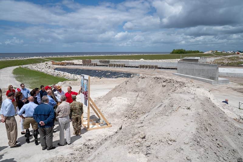 ドナルド・トランプさんのインスタグラム写真 - (ドナルド・トランプInstagram)「Today, President Trump visited the 143-mile Herbert Hoover Dike in Lake Okeechobee, Fla., that surrounds Lake Okeechobee. The dike, which is part of the Kissimmee-Okeechobee Everglades system, reduces impacts of flooding for areas of south Florida.」3月30日 8時01分 - realdonaldtrump