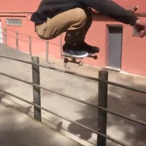 オルタモントのインスタグラム：「@chris_wimer cruisin thru Barcelona 🚀 // #CFADC #DefineYourDecade」