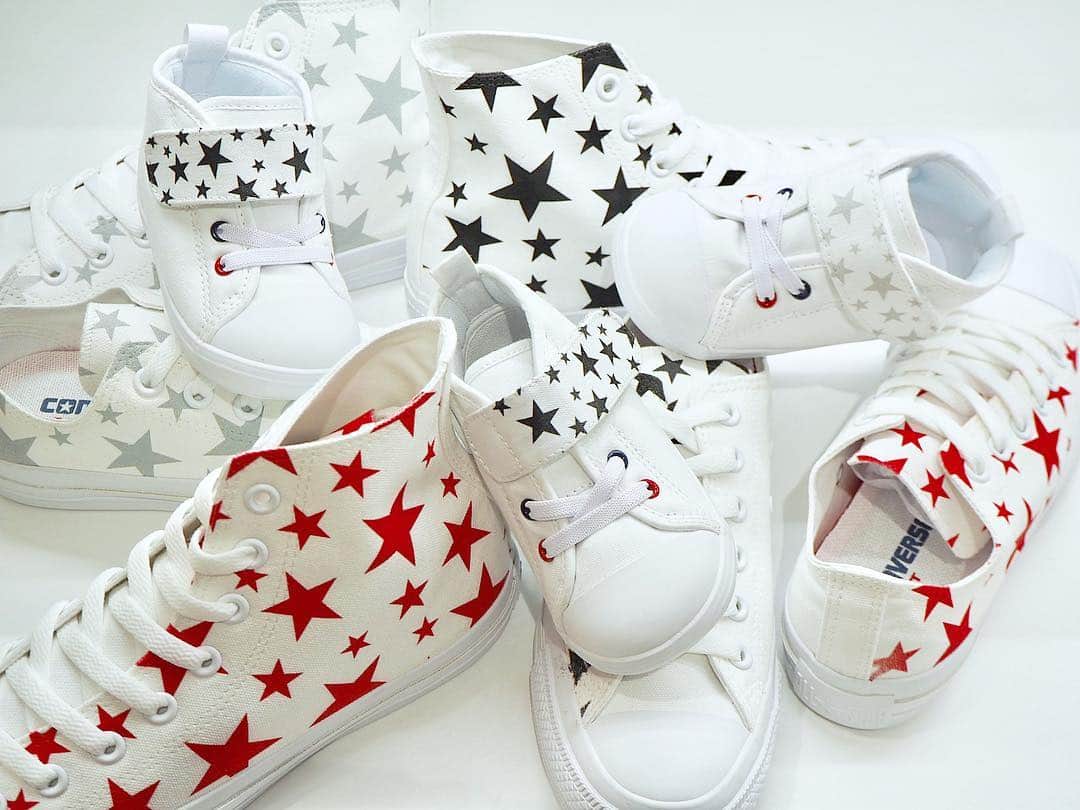 こままりえさんのインスタグラム写真 - (こままりえInstagram)「✴︎ White atelier BY CONVERSE👟⭐️ . 先日、娘ちゃんと ホワイトアトリエ バイ コンバースへ☺️ 4/1から @wa_by_converse 吉祥寺店限定で 新しくキッズ＆ベビー向けの #カスタマイズサービス が始まるそう👟✨ . 世界でひとつだけのシューズが作れるし 大人用も作れるから #親子リンク も楽しめる😆 ワクワクしながら娘ちゃんと シューズを作る時間もすごく楽しい😉 . #うさぎ好き の娘ちゃん🐰 アーティストデザインのものを 気に入っていました〜👟💗💕 . #ホワイトアトリエ吉祥寺店 は 子供用のワークショップもやっているから 今度参加してみたいな〜✨ . #キッズカスタマイズプリント #コンバース #converse #ホワイトアトリエ #吉祥寺 #ホワイトアトリエバイコンバース #ALLSTAR #オールスター #キッズコーデ #mimolebar #Whiteatelier #WhiteatelierBYCONVERSE #スニーカー #スニーカーコーデ #キッズファッション #キッズシューズ #リンクコーデ #娘ちゃんの成長記録 #1歳11ヶ月」3月30日 8時11分 - komamarie