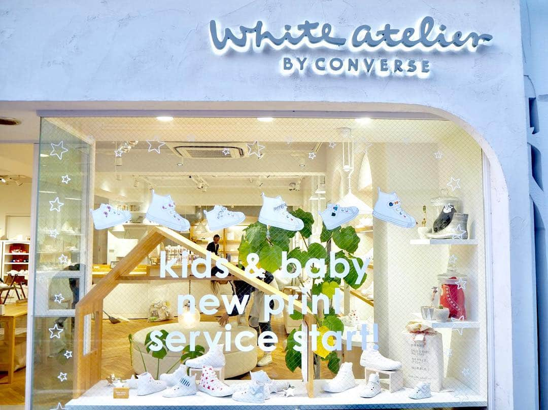 こままりえさんのインスタグラム写真 - (こままりえInstagram)「✴︎ White atelier BY CONVERSE👟⭐️ . 先日、娘ちゃんと ホワイトアトリエ バイ コンバースへ☺️ 4/1から @wa_by_converse 吉祥寺店限定で 新しくキッズ＆ベビー向けの #カスタマイズサービス が始まるそう👟✨ . 世界でひとつだけのシューズが作れるし 大人用も作れるから #親子リンク も楽しめる😆 ワクワクしながら娘ちゃんと シューズを作る時間もすごく楽しい😉 . #うさぎ好き の娘ちゃん🐰 アーティストデザインのものを 気に入っていました〜👟💗💕 . #ホワイトアトリエ吉祥寺店 は 子供用のワークショップもやっているから 今度参加してみたいな〜✨ . #キッズカスタマイズプリント #コンバース #converse #ホワイトアトリエ #吉祥寺 #ホワイトアトリエバイコンバース #ALLSTAR #オールスター #キッズコーデ #mimolebar #Whiteatelier #WhiteatelierBYCONVERSE #スニーカー #スニーカーコーデ #キッズファッション #キッズシューズ #リンクコーデ #娘ちゃんの成長記録 #1歳11ヶ月」3月30日 8時11分 - komamarie