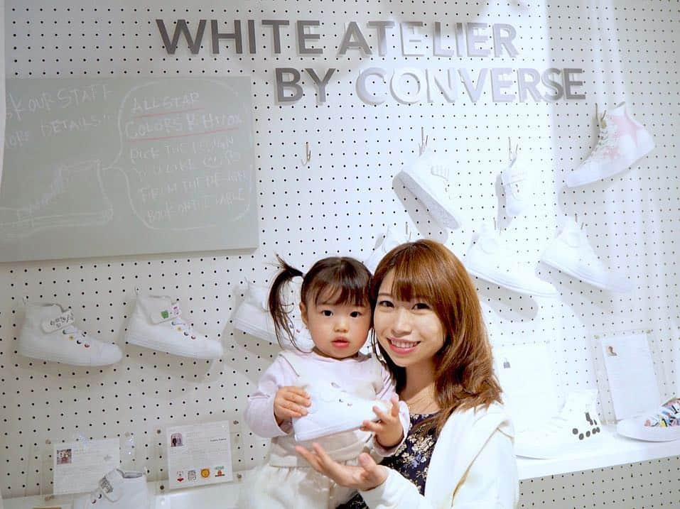 こままりえさんのインスタグラム写真 - (こままりえInstagram)「✴︎ White atelier BY CONVERSE👟⭐️ . 先日、娘ちゃんと ホワイトアトリエ バイ コンバースへ☺️ 4/1から @wa_by_converse 吉祥寺店限定で 新しくキッズ＆ベビー向けの #カスタマイズサービス が始まるそう👟✨ . 世界でひとつだけのシューズが作れるし 大人用も作れるから #親子リンク も楽しめる😆 ワクワクしながら娘ちゃんと シューズを作る時間もすごく楽しい😉 . #うさぎ好き の娘ちゃん🐰 アーティストデザインのものを 気に入っていました〜👟💗💕 . #ホワイトアトリエ吉祥寺店 は 子供用のワークショップもやっているから 今度参加してみたいな〜✨ . #キッズカスタマイズプリント #コンバース #converse #ホワイトアトリエ #吉祥寺 #ホワイトアトリエバイコンバース #ALLSTAR #オールスター #キッズコーデ #mimolebar #Whiteatelier #WhiteatelierBYCONVERSE #スニーカー #スニーカーコーデ #キッズファッション #キッズシューズ #リンクコーデ #娘ちゃんの成長記録 #1歳11ヶ月」3月30日 8時11分 - komamarie