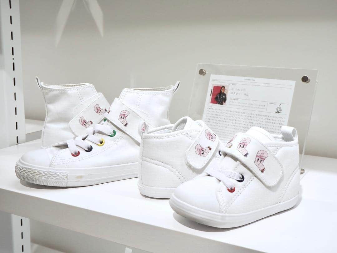 こままりえさんのインスタグラム写真 - (こままりえInstagram)「✴︎ White atelier BY CONVERSE👟⭐️ . 先日、娘ちゃんと ホワイトアトリエ バイ コンバースへ☺️ 4/1から @wa_by_converse 吉祥寺店限定で 新しくキッズ＆ベビー向けの #カスタマイズサービス が始まるそう👟✨ . 世界でひとつだけのシューズが作れるし 大人用も作れるから #親子リンク も楽しめる😆 ワクワクしながら娘ちゃんと シューズを作る時間もすごく楽しい😉 . #うさぎ好き の娘ちゃん🐰 アーティストデザインのものを 気に入っていました〜👟💗💕 . #ホワイトアトリエ吉祥寺店 は 子供用のワークショップもやっているから 今度参加してみたいな〜✨ . #キッズカスタマイズプリント #コンバース #converse #ホワイトアトリエ #吉祥寺 #ホワイトアトリエバイコンバース #ALLSTAR #オールスター #キッズコーデ #mimolebar #Whiteatelier #WhiteatelierBYCONVERSE #スニーカー #スニーカーコーデ #キッズファッション #キッズシューズ #リンクコーデ #娘ちゃんの成長記録 #1歳11ヶ月」3月30日 8時11分 - komamarie