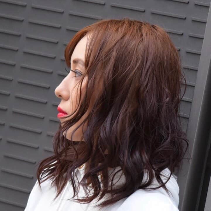 東京ビューティーアート専門学校さんのインスタグラム写真 - (東京ビューティーアート専門学校Instagram)「. こんにちは！ 今日は美容科の田中が簡単にできるヘアアレンジを紹介したいと思います！ . 今回はすぐにできるゆるふわ巻きをしていきます . 今回使うものは ・26mmのコテ ・ジェルミーフラン メルティバター . の２つです . まず、髪を上と下で分けて下から巻いていきます。毛束の中間から毛先を巻いていきます。 注意するポイントは毛先をしっかり巻くこと、熱を長時間あてすぎないことです。 . コテを髪から抜くときは巻きがとれないよう巻いてる毛を引っ張りながら抜かない また、巻きをキープするため巻いた後はしっかり冷ますことが大切です。 . 巻き終えたらジェルミーフラン メルティバターでツヤ感を出します◎ 程よく手のひらにのせたら毛先を中心に巻きを崩さないよう優しく揉み込み込んだら出来上がり✨ . . 誰でも簡単に急いでいてもできるのでオススメですのでぜひ参考にしてみてください☺️ .  #東京ビューティーアート #美容師 #ヘアメイク #ネイル #エステ #マツエク #アイリスト #モデル #トータルビューティー #美容学校 #美容学生 #ヘアアレンジ #おしゃれ好きと繋がりたい #美容好きな人と繋がりたい #AIVIL #ミルボン #ジェルミーフラン #メルティバター」3月30日 8時11分 - tokyo_beauty_art_college