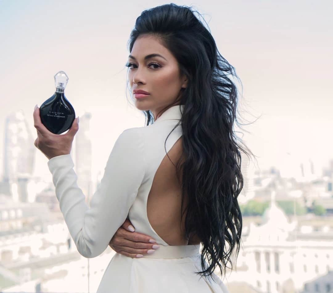 ニコール・シャージンガーさんのインスタグラム写真 - (ニコール・シャージンガーInstagram)「@nicolescherzybeauty 🖤#chosen #day #nicolescherzingerperfumes」3月30日 8時14分 - nicolescherzinger