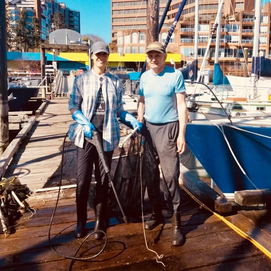 ジェニファー・ビールスさんのインスタグラム写真 - (ジェニファー・ビールスInstagram)「Was so happy I got to spend part of a beautiful morning with my friend #JohnMatsen cleaning algae and hatched herring eggs off the nets in #FalseCreek to benefit the herring population. John has been the co chair and Herring Recovery Coordinator of the #SquamishStreamkeepers since 2006. He and his team have helped grow the once diminishing herring population by providing them with safe spawning spaces. Unsurprisingly the creosote covered pylons in the wharf are toxic to the eggs. To help facilitate spawning John and his team have placed over 150 nets in the wharf giving the herring a non toxic place to lay their eggs. Where there are herring the #salmon, #seals and #orcas are not far behind. John and his team are heroes. #ILoveTheOcean #ocean」3月30日 8時25分 - thejenniferbeals