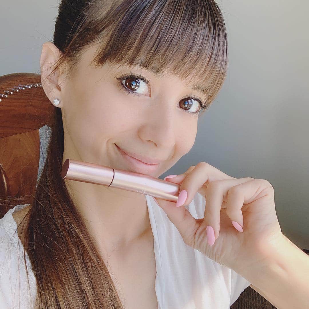 吉川ひなのさんのインスタグラム写真 - (吉川ひなのInstagram)「今日もアネリアナチュラルを💘 最初に美容液を使って、上まつげはまつエク直したてなのでクリアマスカラを使って、自まつげの下まつげには今日はブラックマスカラ❤︎（下まつげは気分によってブラウンにしたり😊） アネリアを使うたんびにHappyな気持ちになるの〜〜🥰 欠品しちゃってたけどもうどれも入荷してるよ🌈 欠品中もたくさん入荷待ちの予約をいただいて、ほんとうに嬉しいです❣️ありがとう😊 お取り扱い店舗やweb shopなど @amara__official からチェックしてみてね😊 #アネリアナチュラル」3月30日 8時28分 - hinanoyoshikawa