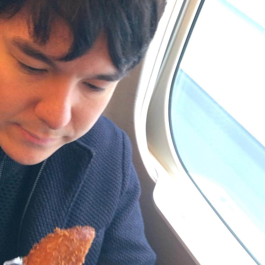 金子三勇士さんのインスタグラム写真 - (金子三勇士Instagram)「Shinkansen+Curry Doughnut×Pianist=Good Morning! #東海道新幹線 #新幹線 #旅するピアニスト #ピアニスト #ピアノ #金子三勇士 #カレーパン #焼きたて #週に数回はカレーを食べよう #演奏旅行 #Shinkansen #Currydoughnut #Pianist #SteinwayArtist #MiyujiKaneko #Ontour #Onboard」3月30日 8時30分 - miyujikaneko_official