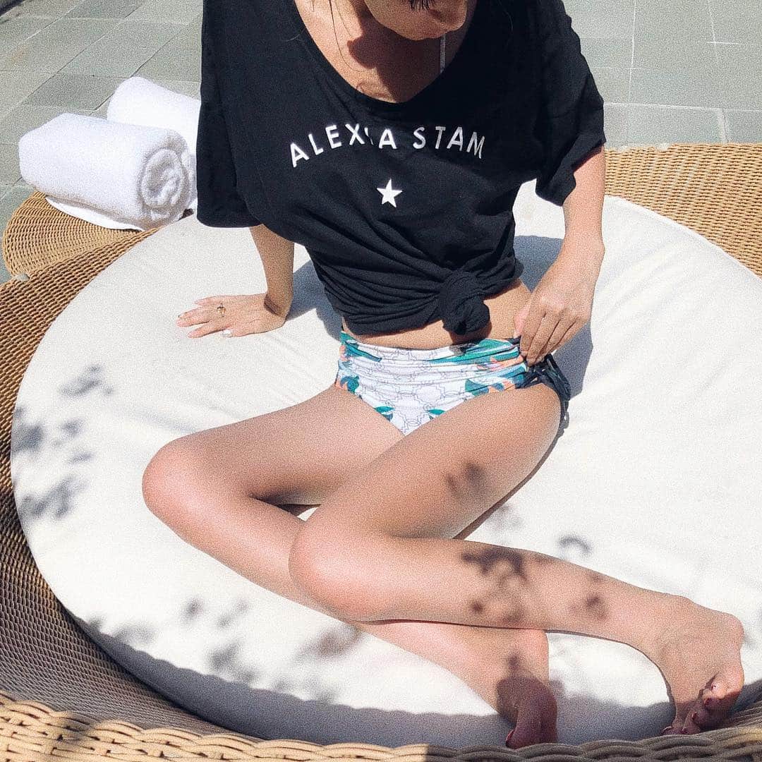 長谷川唯のインスタグラム：「・ ・ 今日は私が大好きな @alexiastam_official がTGCに出るの〜🌴💜👏🏻ほんとすごいなぁ🥺✨ ・ ・  観に行けないから😭LINELIVEでみまーす🐚👙🧡みぃ、スタッフの皆さん頑張ってねん🥰 ・ ・ #alexiastam #love #bikinigirl #alexiastambikini #poolside #happy」