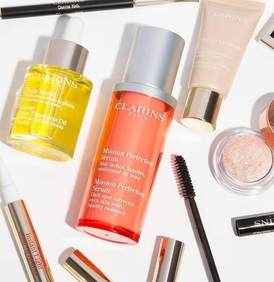 CLARINSさんのインスタグラム写真 - (CLARINSInstagram)「Skincare with a side of glam ✨ What's your Friday night vibe? 📷: @clarinsaus #ClarinsMakeup #ClarinsSkincare」3月30日 8時35分 - clarinsusa