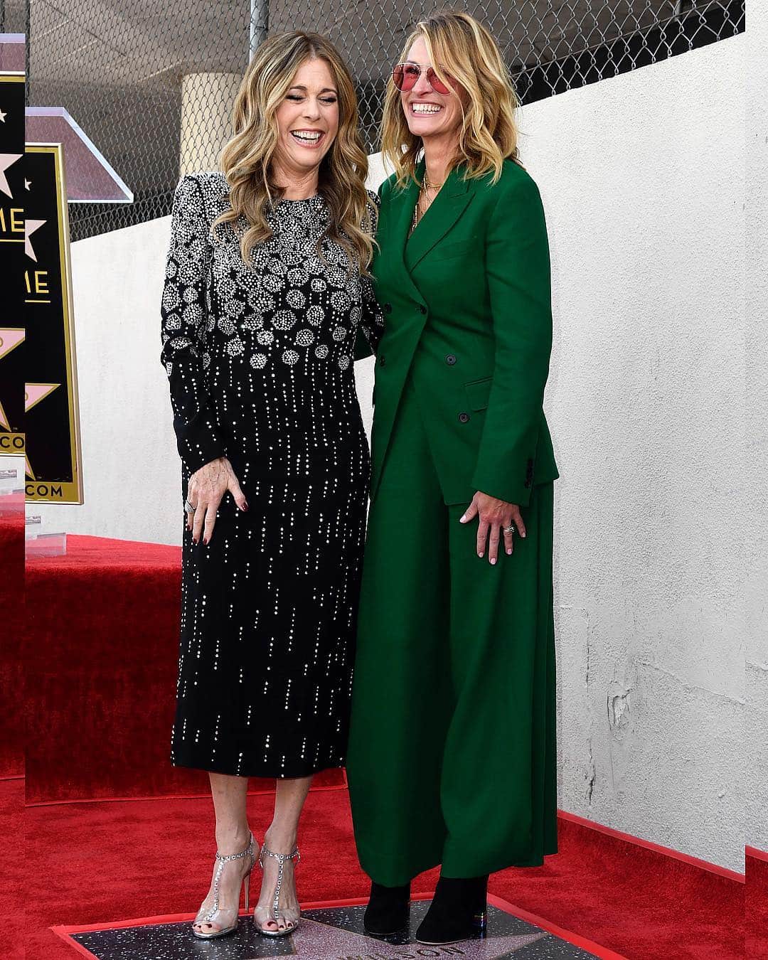 Just Jaredさんのインスタグラム写真 - (Just JaredInstagram)「@ritawilson gets support from @juliaroberts and @tomhanks at her Hollywood Walk of Fame ceremony! #RitaWilson #JuliaRoberts #TomHanks Photos: Getty」3月30日 8時43分 - justjared