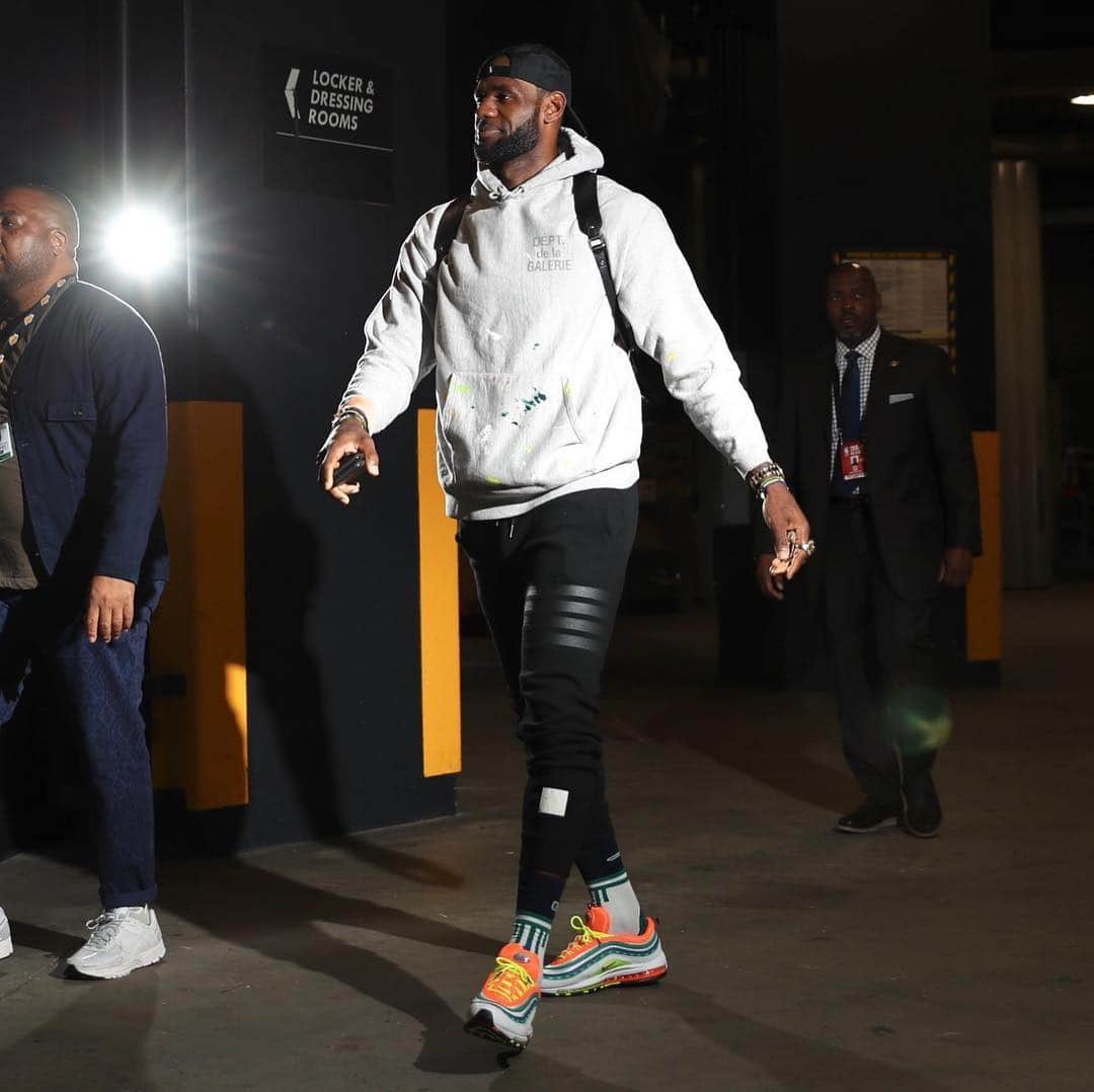 Sneaker Newsさんのインスタグラム写真 - (Sneaker NewsInstagram)「@kingjames wears the Nike Air Max 97 London “Summer Of Love” designed by @la_sode. The entire On Air Collection drops on 4/13! For full details on all six shoes, tap the link in our bio. 📸: @lakers」3月30日 8時41分 - sneakernews