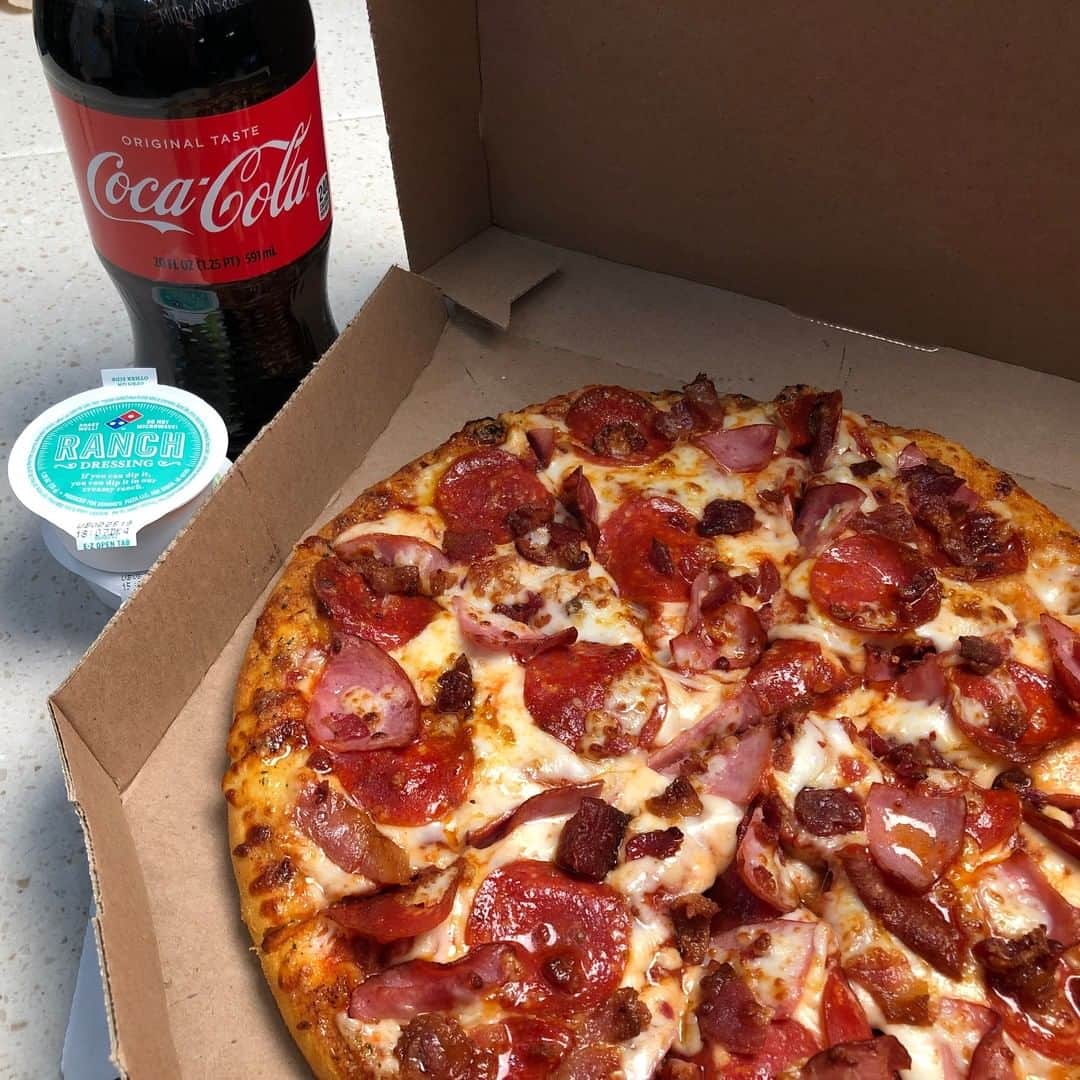Domino's Pizzaさんのインスタグラム写真 - (Domino's PizzaInstagram)「Friday night necessities: Pizza ✔️Ranch ✔️Coca-Cola」3月30日 8時45分 - dominos