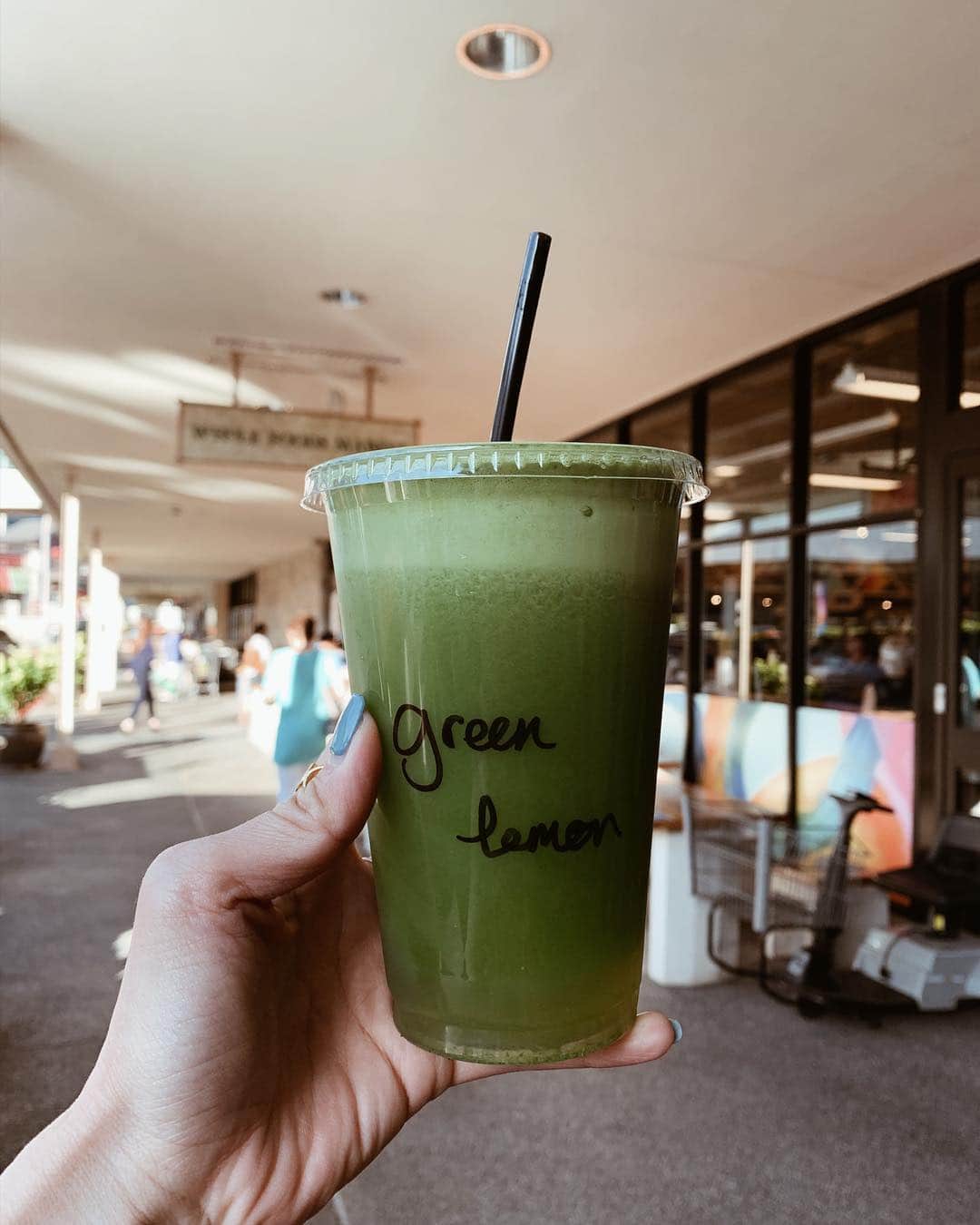 のインスタグラム：「今のところ到着して毎日飲んでる、コールドプレスジュース🥤🥬 こっちは日本と同じ金額で倍くらいの量飲めるから嬉しい☺️ #決して美味しいわけではないです ・ ・ ・ #coldpressed #coldpressedjuice #コールドプレスジュース #ハワイ #Hawaii #hawaiilife #ハワイ生活 #wholefoodsmarket」