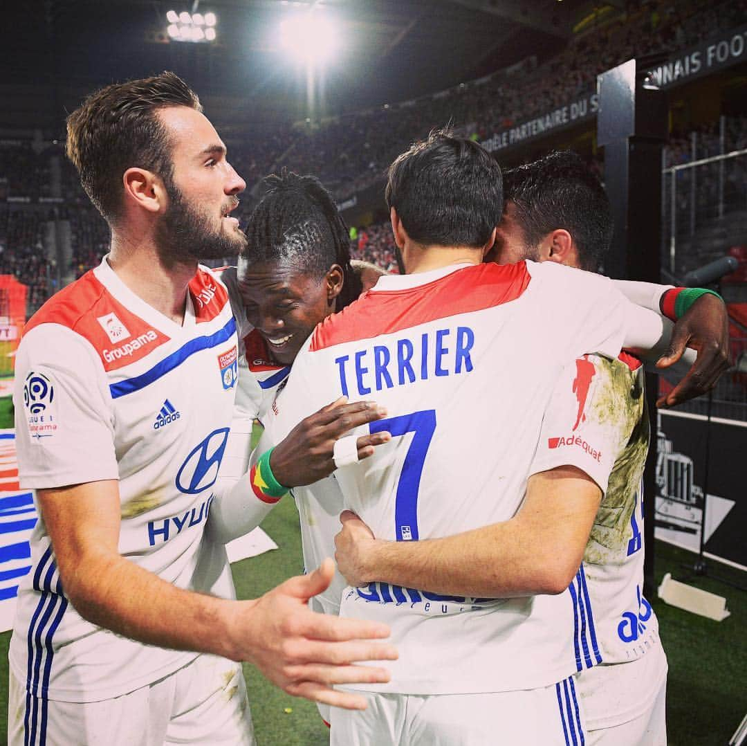 リーグ・アンさんのインスタグラム写真 - (リーグ・アンInstagram)「Entré en cours de jeu, Martin #Terrier offre un succès précieux à l'#OL en marquant en fin de match 👊 ! #SRFCOL (0-1) 🦁 Les Gones reviennent à un point du #LOSC et restent bien placés dans la course pour la #ChampionsLeague 🇪🇺 • • #Ligue1Conforama #MartinTerrier #OlympiqueLyonnais #SRFC #StadeRennaisFC #RoazhonPark」3月30日 8時52分 - ligue1ubereats