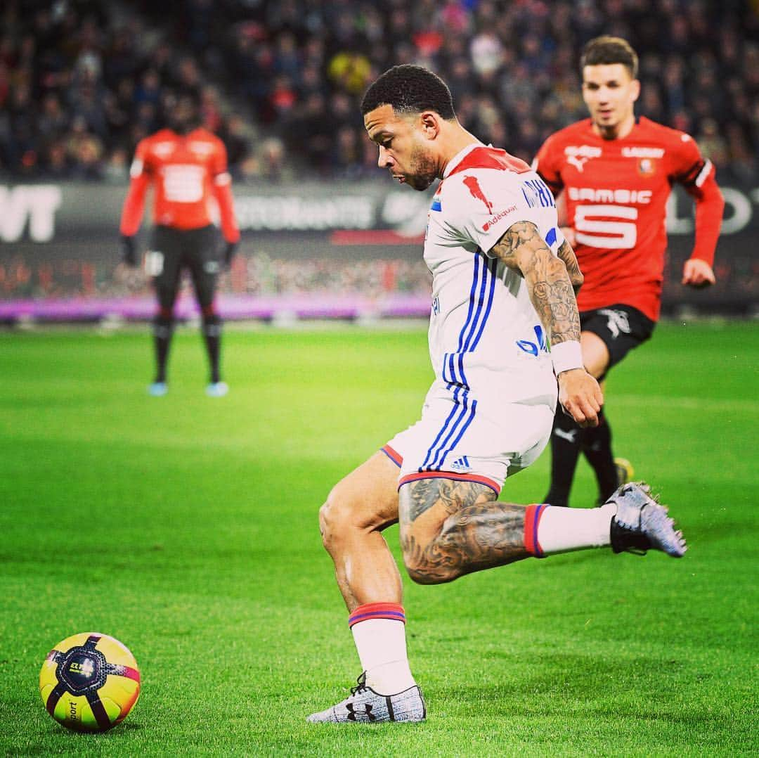 リーグ・アンさんのインスタグラム写真 - (リーグ・アンInstagram)「Entré en cours de jeu, Martin #Terrier offre un succès précieux à l'#OL en marquant en fin de match 👊 ! #SRFCOL (0-1) 🦁 Les Gones reviennent à un point du #LOSC et restent bien placés dans la course pour la #ChampionsLeague 🇪🇺 • • #Ligue1Conforama #MartinTerrier #OlympiqueLyonnais #SRFC #StadeRennaisFC #RoazhonPark」3月30日 8時52分 - ligue1ubereats