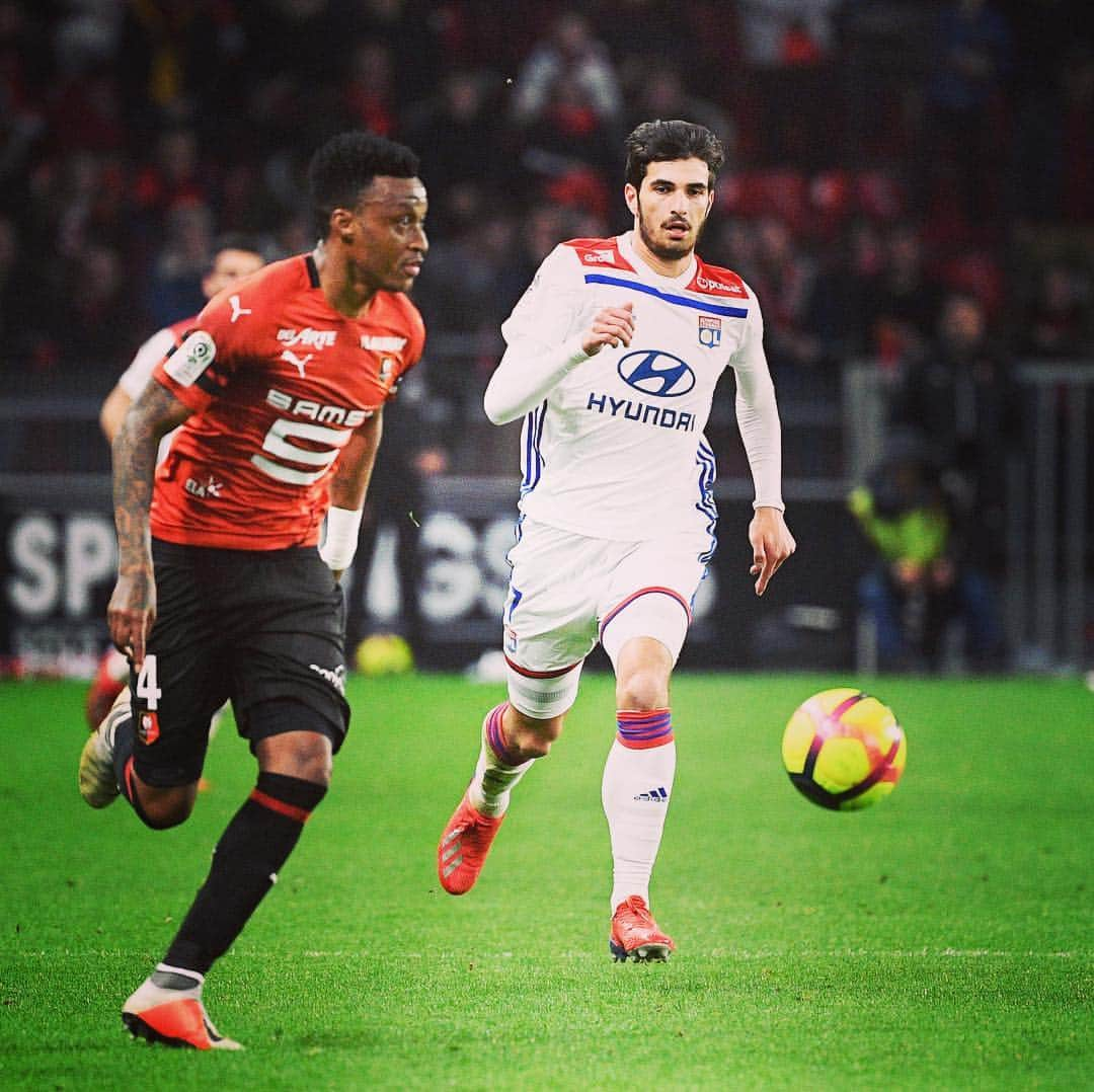 リーグ・アンさんのインスタグラム写真 - (リーグ・アンInstagram)「Entré en cours de jeu, Martin #Terrier offre un succès précieux à l'#OL en marquant en fin de match 👊 ! #SRFCOL (0-1) 🦁 Les Gones reviennent à un point du #LOSC et restent bien placés dans la course pour la #ChampionsLeague 🇪🇺 • • #Ligue1Conforama #MartinTerrier #OlympiqueLyonnais #SRFC #StadeRennaisFC #RoazhonPark」3月30日 8時52分 - ligue1ubereats