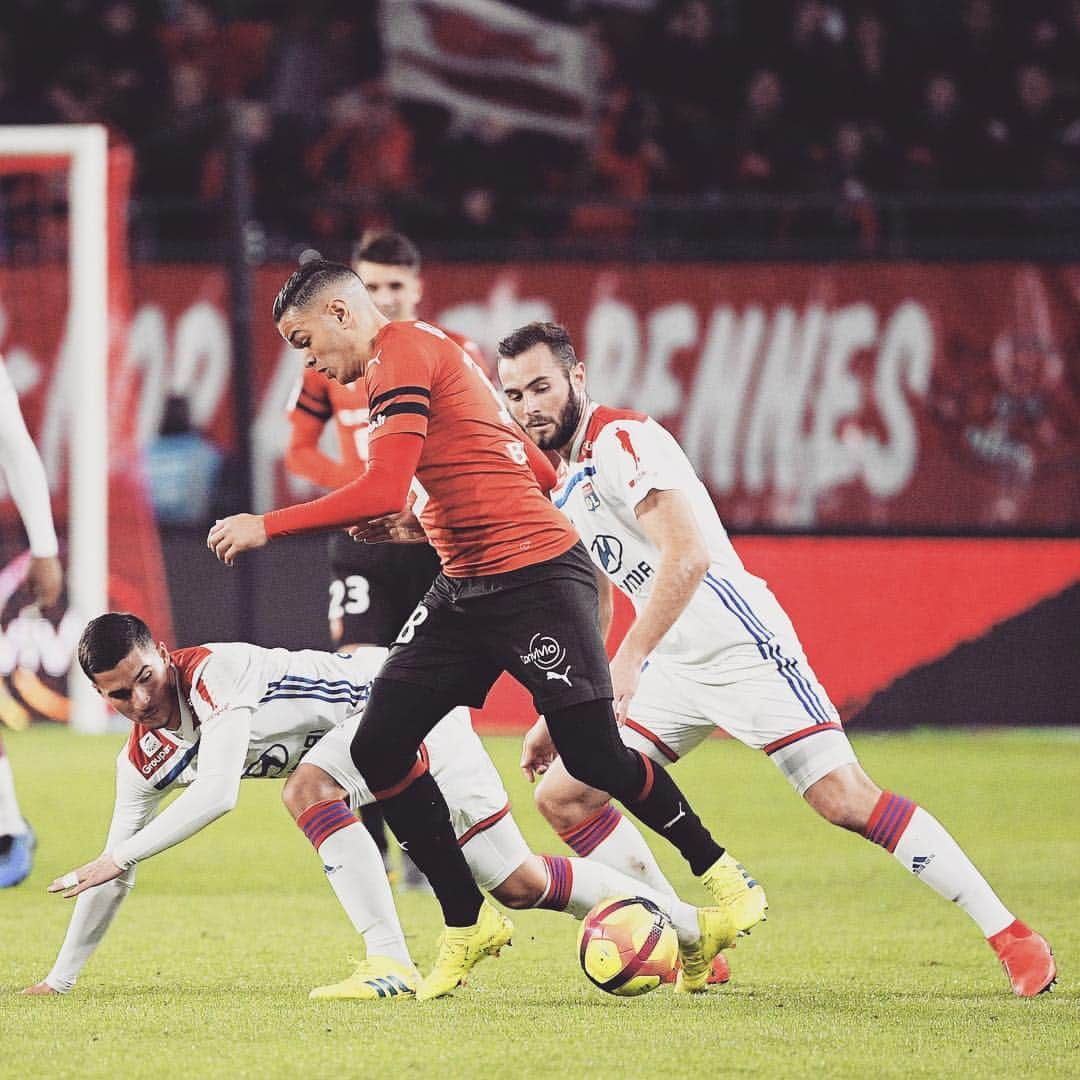 リーグ・アンさんのインスタグラム写真 - (リーグ・アンInstagram)「Entré en cours de jeu, Martin #Terrier offre un succès précieux à l'#OL en marquant en fin de match 👊 ! #SRFCOL (0-1) 🦁 Les Gones reviennent à un point du #LOSC et restent bien placés dans la course pour la #ChampionsLeague 🇪🇺 • • #Ligue1Conforama #MartinTerrier #OlympiqueLyonnais #SRFC #StadeRennaisFC #RoazhonPark」3月30日 8時52分 - ligue1ubereats