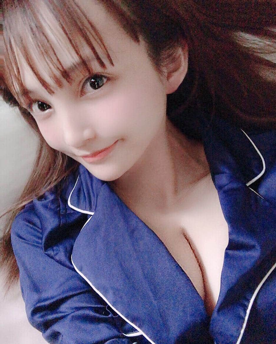 宇佐美あいりさんのインスタグラム写真 - (宇佐美あいりInstagram)「#おはよう さぎ🐰💓今日はオフ♬お花見行きたーいっ🌸wでも天気よくないね🙄みんなまだかな？🙂昨日もバタバタしててお写真撮れなかったので今寝起きですっぴんだけどみんなの好きなシリーズ撮りました🤭♡w #グラドル自画撮り部#童顔#babyface#すっぴん#どすっぴん#すっぴん美人#ナチュラル#sexy#cute#エロ#エロカワ#お姉さん#谷間#巨乳#胸#fカップ#おっぱい#美乳#巨乳好き#シャツ#パジャマ#寝起き#毛が薄いから#眉毛#ほしい#アートメイク#したい#japanesegirl#followme」3月30日 8時53分 - airi.usami_official