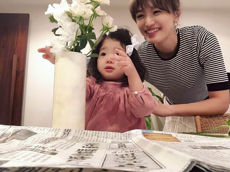 廣瀬規子のインスタグラム：「お花🌼 大好きなんです。 ずっとマンションのロビーに飾ってあるお花を見ながら『お花、綺麗。ちょっとください』と可愛い声でおねだりしているのでw 先日、お花を一緒に買いに行って、娘に生けてもらいました。 * 生ける前は、パンが欲しくてだだこねて泣いていたのに。。。 自分でやってごらん？と言ったらケロリ。 真剣に、楽しそうに生けていました😊 * 普段のお転婆娘とはちょっと別の顔☺️ * #2歳 #女の子 #女の子ママ #お花🌼 #お花大好き #ちょっとください #おねだり上手 #誰に似たんだか #でも #綺麗とか可愛いとか #そう思えること #それを言葉に出来ること #成長を感じて嬉しくなります」