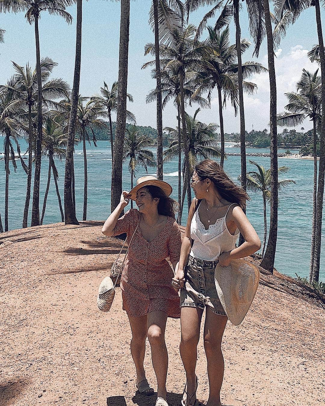 Manamiのインスタグラム：「🌴🌴👭🌴🌴 みーなちゃん @mina__37__  彼女は間違いなく私のpower person🌞 毎回ミラクル起きるし、今回は海亀まで生まれた🐢🌝 宇宙正月をSri Lankaで一緒に迎えてしまったから、 今年は2人とももっとpowerやばそう🔥 そんで #五黄の寅」