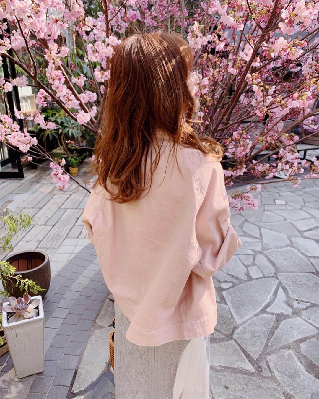 舟山久美子（くみっきー）さんのインスタグラム写真 - (舟山久美子（くみっきー）Instagram)「すっかり暖かくなりましたね🌸 周りのみんなの投稿も春一色で見ていて楽しいっ。  ずっと着たかったピンクジャケットやっと着れる✨ さらっと羽織れるし大きめシルエットが今っぽいです🧸✨ カジュアルだけど、デニムと違って綺麗目にも見えるので重宝しそうな予感ですね❤️ @micoameriofficial  #cherryblossom #桜 #お花見 #お花見コーデ #🌸」3月30日 9時07分 - kumikofunayama
