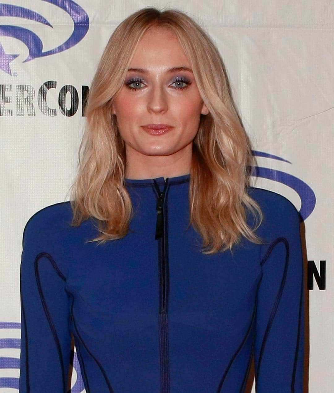 Just Jaredさんのインスタグラム写真 - (Just JaredInstagram)「@sophiet is a beauty in blue while bringing @xmenmovies to @wondercon! More pics at JustJared.com #SophieTurner #XMen #DarkPhoenix #WonderCon #WCA2019 Photos: Getty」3月30日 9時11分 - justjared