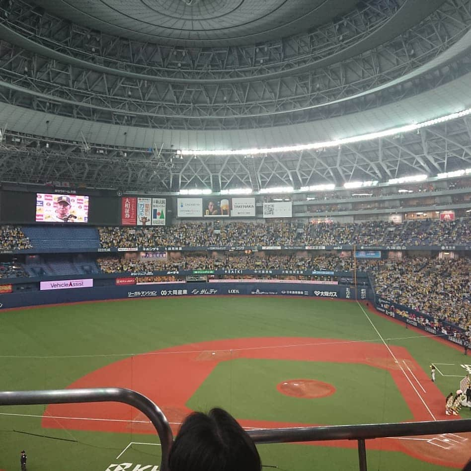 代走みつくにさんのインスタグラム写真 - (代走みつくにInstagram)「3/29(金)2019プロ野球開幕！阪神×東京ヤクルト。京セラドーム、ペットボトルOKと聞いたからよってに、２リットルの水、準備万端で臨んだら、紙コップに移してください…だとよ。 ペットボトルは、750ml以下が持ち込みオッケーですからね！！ タイガースは、幸先のよいスタート！！ とても内容の濃い、見ごたえのありゲームでした！  #プロ野球 #npb #阪神タイガース #京セラドーム #開幕戦勝利 #代走みつくに #水太り #おなかたぷんたぷん #」3月30日 9時12分 - daisomitsukuni