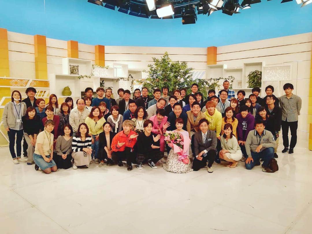 テレビ西日本「ももち浜ストア」さんのインスタグラム写真 - (テレビ西日本「ももち浜ストア」Instagram)「昨日の放送を以って、番組MCの新垣アナが番組を卒業することになりました。4年10ヶ月という、女性MCとはしては、最長の登板となりました。 男性MCが変わっていくなか、そして、番組が20周年を迎え、大リニューアルを進めていくなか、毎朝変わらない笑顔を視聴者、スタッフに届けてくれた彼女の頑張りは、誰もが認める素晴らしいものだったと思います。長い間、本当にありがとうございました。そして、お疲れ様でした。4月から番組は22周年を迎えます。これからも、一人でも多くの方を笑顔に出来るよう頑張っていきますので、是非ご覧下さい！  #新垣泉子 #ももち浜ストア #卒業 #福岡」3月30日 9時18分 - momochihamastore8