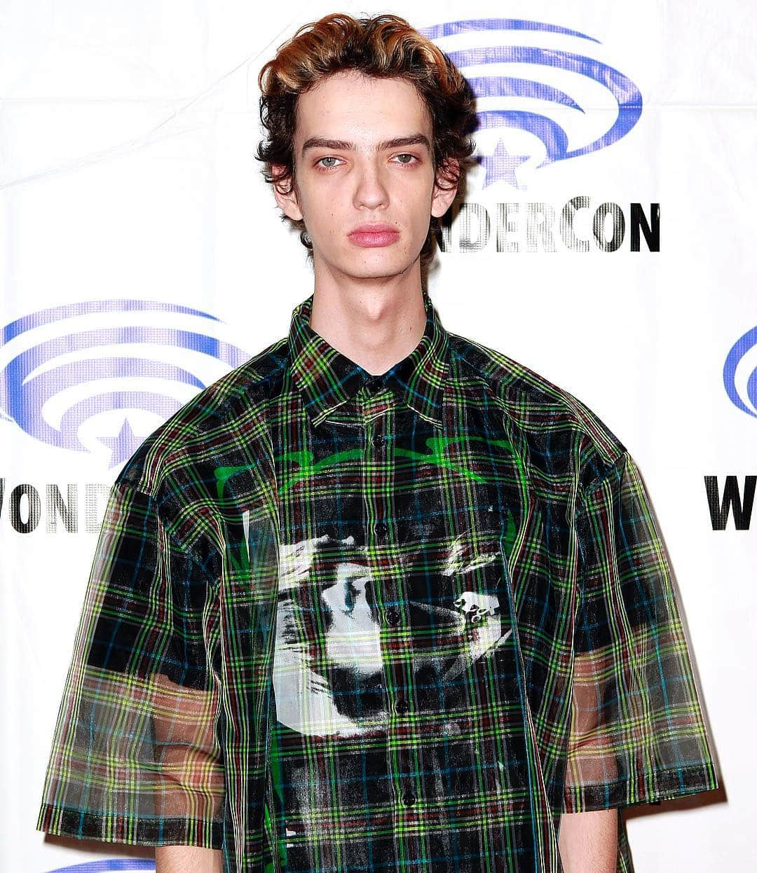 Just Jaredさんのインスタグラム写真 - (Just JaredInstagram)「@kodismitmcphee rocks a cool look - featuring a @rafsimons shirt and @thombrowneny  pants - while representing @xmenmovies at @wondercon! More pics at JustJared.com #KodiSmitMcPhee #XMen #DarkPhoenix #WonderCon #WCA2019 #RafSimons #ThomBrowne Photos: Getty」3月30日 9時21分 - justjared