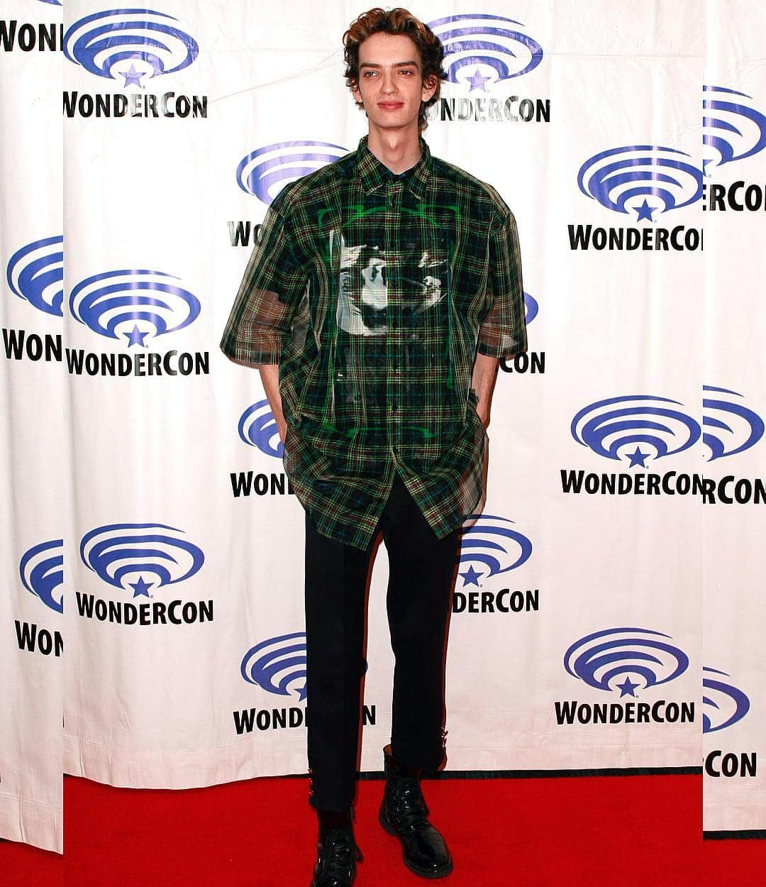 Just Jaredさんのインスタグラム写真 - (Just JaredInstagram)「@kodismitmcphee rocks a cool look - featuring a @rafsimons shirt and @thombrowneny  pants - while representing @xmenmovies at @wondercon! More pics at JustJared.com #KodiSmitMcPhee #XMen #DarkPhoenix #WonderCon #WCA2019 #RafSimons #ThomBrowne Photos: Getty」3月30日 9時21分 - justjared