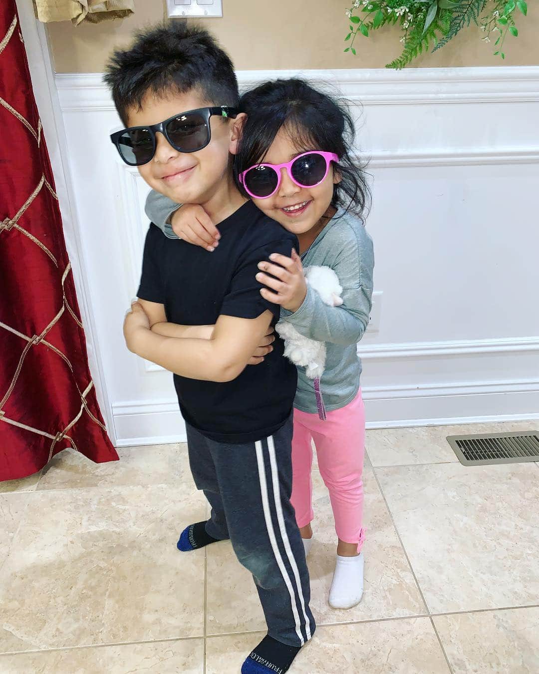 ニコール・ ポリッツィのインスタグラム：「My nuggets are ready for Disney 2019! Leggooo #DisneyFam」