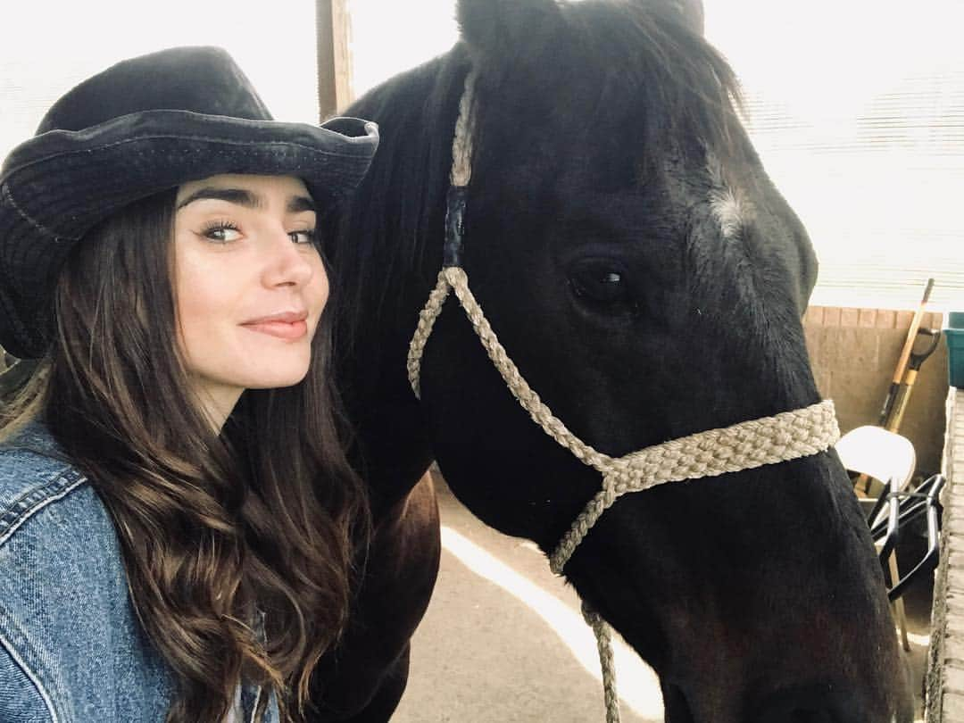 リリー・コリンズさんのインスタグラム写真 - (リリー・コリンズInstagram)「A little Leiper’s Fork horseback adventure. This baby’s name is Cool. Warning you, lots of country content is coming...」3月30日 9時22分 - lilyjcollins