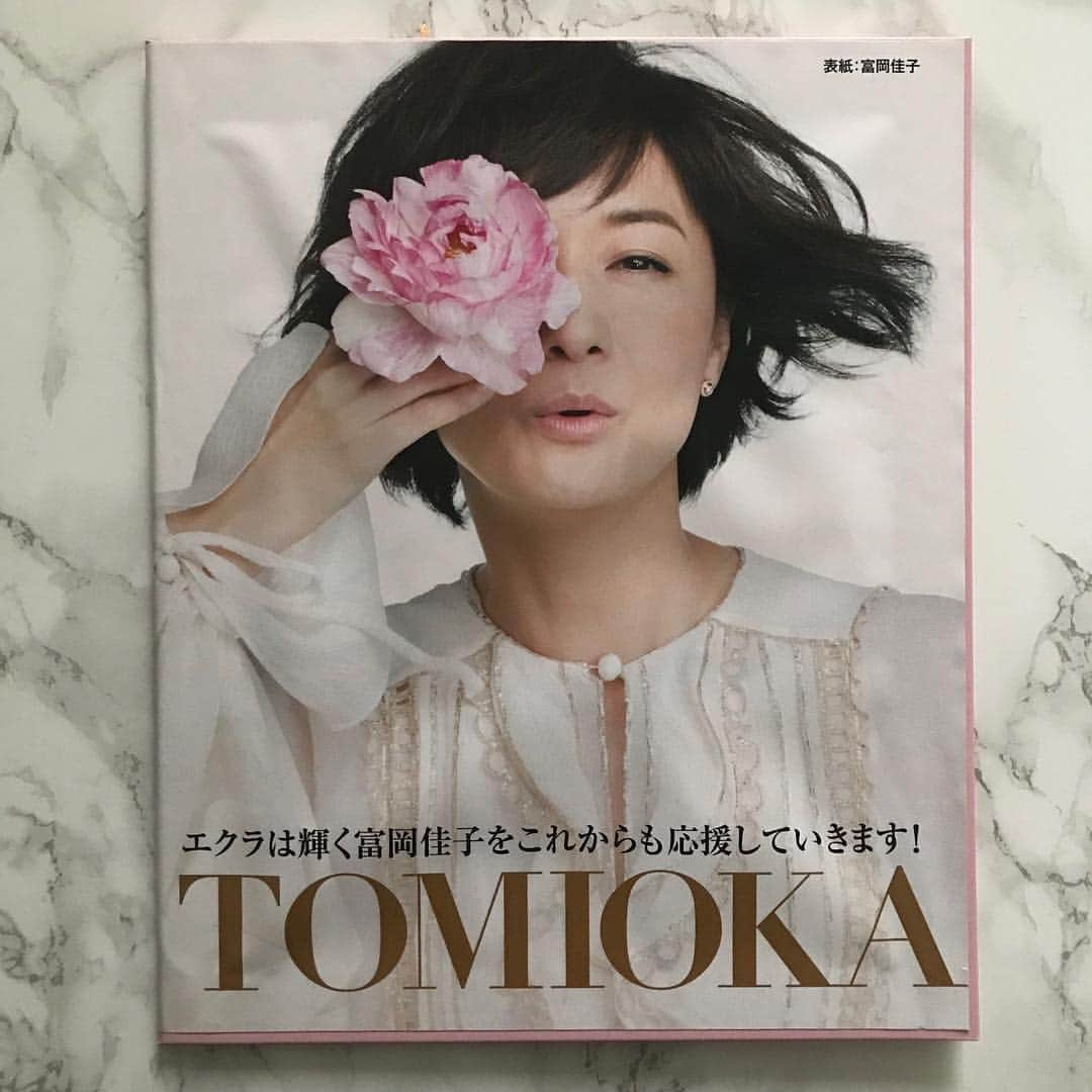 富岡佳子さんのインスタグラム写真 - (富岡佳子Instagram)「皆さまからのたくさんのお祝いメッセージ！！ありがとうございました♡ 3月28日、50歳になりました！節目の年なのになぜか更新のタイミングが悪くてごめんなさい。 昨日は、撮影後にエクラチームがランチ会を開いて下さいました。 さすが出版社！！なんという凝りよう…ポスターなどよくよく見ると文章が私へのメッセージになっておりました。感動です！！もう感謝しかない！！ エクラの愛溢れる最強チームでこれからも日々の気持ちが上がるファッションを毎号お届けできたらと思っております。 ALL LOVE❤️ 帰宅後は、家族と恒例のお肉へ 昨日今日で何かが変わるわけではありませんが、50代は「もっと自由に、もっとニュートラルに」私らしい50代を体現することができれば嬉しく思います。 皆さま、ずっとずっと変わらない応援ありがとうございます♡ これからもどうぞ宜しくお願いします♡」3月30日 9時38分 - yoshikotomioka