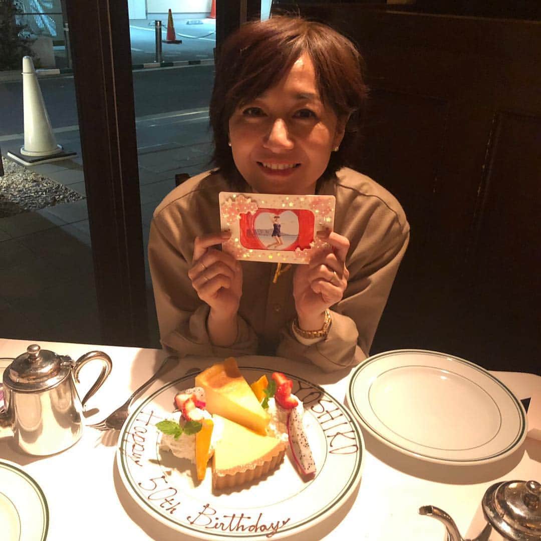 富岡佳子さんのインスタグラム写真 - (富岡佳子Instagram)「皆さまからのたくさんのお祝いメッセージ！！ありがとうございました♡ 3月28日、50歳になりました！節目の年なのになぜか更新のタイミングが悪くてごめんなさい。 昨日は、撮影後にエクラチームがランチ会を開いて下さいました。 さすが出版社！！なんという凝りよう…ポスターなどよくよく見ると文章が私へのメッセージになっておりました。感動です！！もう感謝しかない！！ エクラの愛溢れる最強チームでこれからも日々の気持ちが上がるファッションを毎号お届けできたらと思っております。 ALL LOVE❤️ 帰宅後は、家族と恒例のお肉へ 昨日今日で何かが変わるわけではありませんが、50代は「もっと自由に、もっとニュートラルに」私らしい50代を体現することができれば嬉しく思います。 皆さま、ずっとずっと変わらない応援ありがとうございます♡ これからもどうぞ宜しくお願いします♡」3月30日 9時38分 - yoshikotomioka