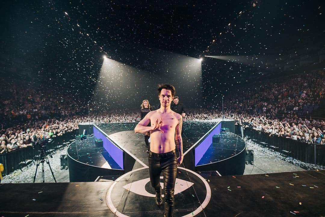 Panic! At The Discoさんのインスタグラム写真 - (Panic! At The DiscoInstagram)「Thank you London II #prayforthewickedtour 📸- @jakechams」3月30日 9時29分 - panicatthedisco