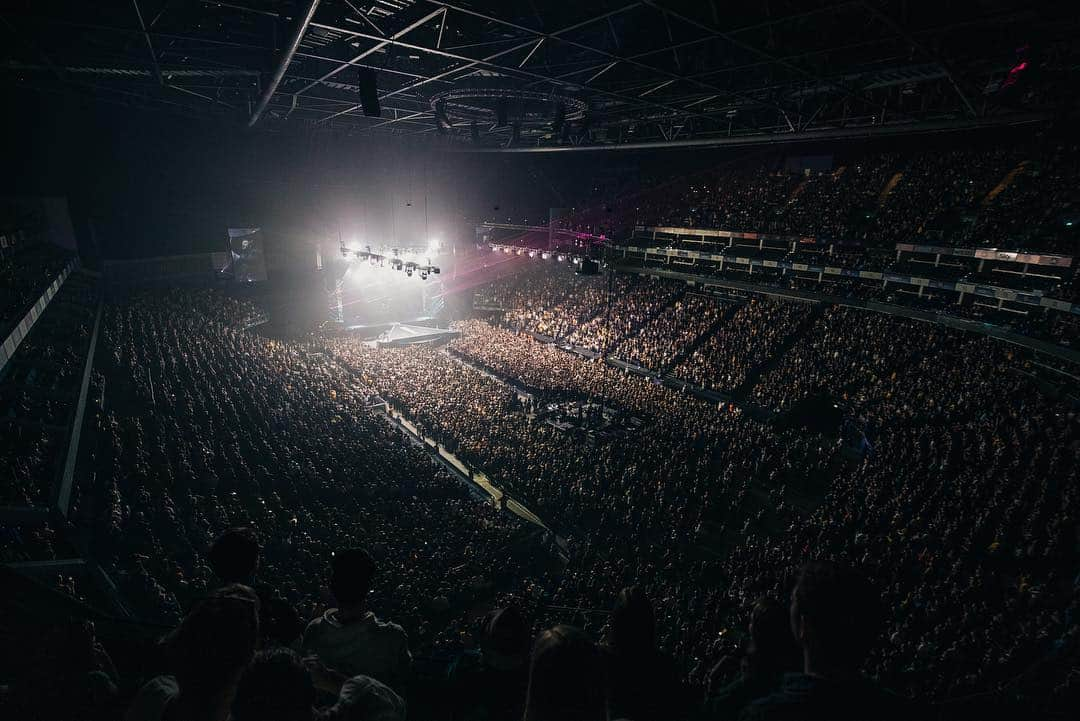 Panic! At The Discoさんのインスタグラム写真 - (Panic! At The DiscoInstagram)「Thank you London II #prayforthewickedtour 📸- @jakechams」3月30日 9時29分 - panicatthedisco