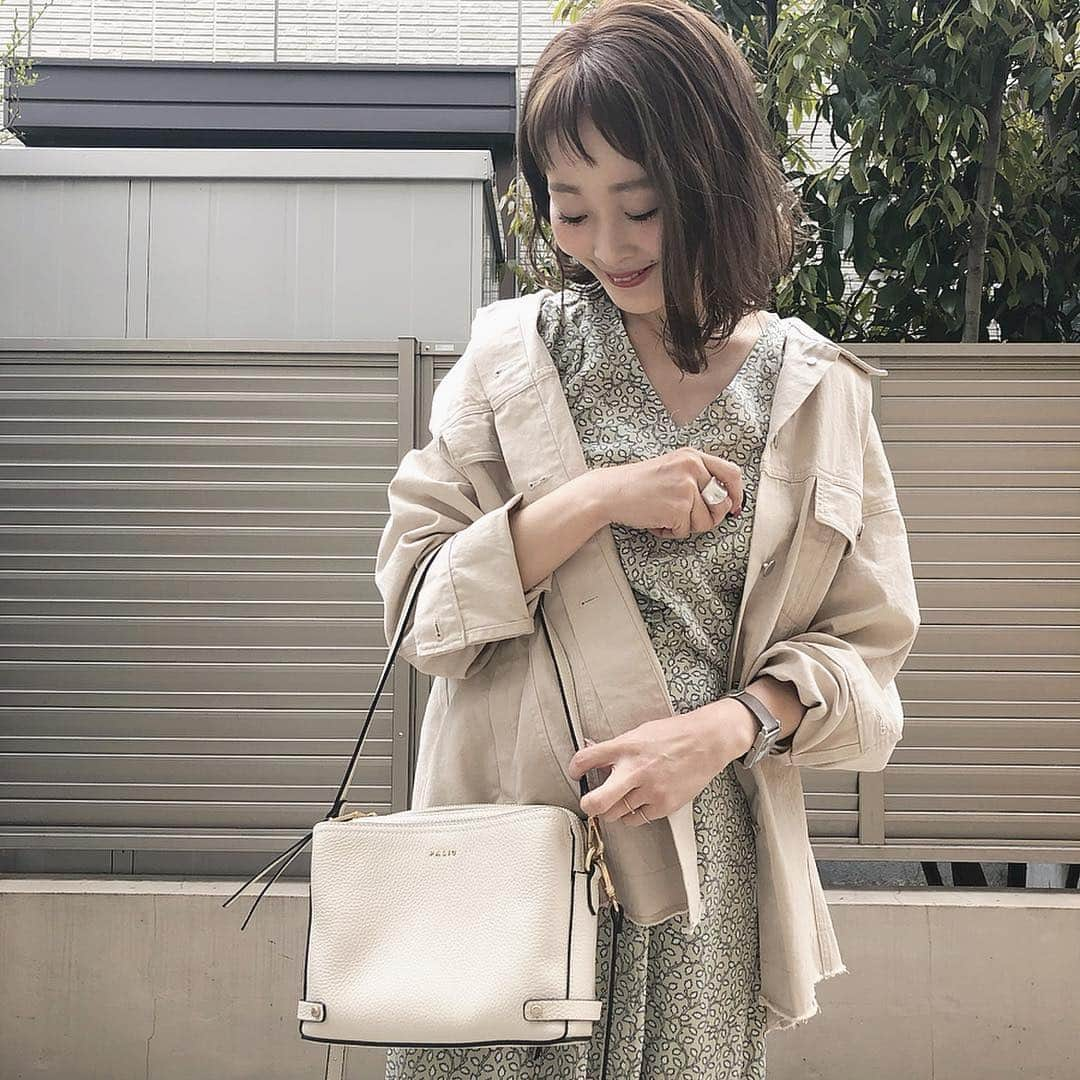 Kikuno Sayumiさんのインスタグラム写真 - (Kikuno SayumiInstagram)「〻white jacket〻 ・ ・ ・ @twofaces_press とココちゃん @rococo39 のコラボのホワイトジャケット𓍯  1枚目の様に襟抜きしたり、普通に羽織ったり、着こなしが2wayで楽しめるよ☺︎ ・ ・ リーフ柄のセットアップは @titivatejp のものでお気に入り♡♡ ・ ・ ・ setup▶ @titivatejp outer▶ @twofaces_press bag▶ @paliobag  #twofaces #twofaces_press #cocotwofaces  #cocoコラボ #TFアンバサダー#2way#ファッション#fashion#ママ#ママコーデ#プチプラコーデ#大人カジュアル#ヘアアレンジ#オン眉#大人可愛い#ジユジョ#ジユパト#ユニジョ#mamagirl #トレンド#ootd#春コーデ#マタニティコーデ #ぷんにー#ママリ#妊娠6ヶ月#titivatestyle#palio#paliobag#パリオ」3月30日 9時31分 - sayumikikuno